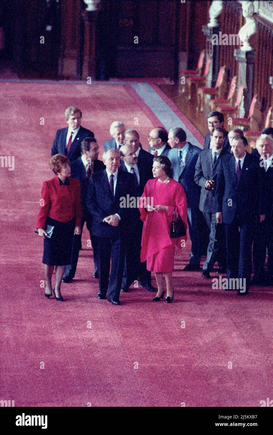 Le dirigeant soviétique MIKHAÏL GORBATCHEV et la femme Raisa rencontrent la reine Elisabeth II au château de Windsor lors de la visite d'État en Angleterre 1988 Banque D'Images
