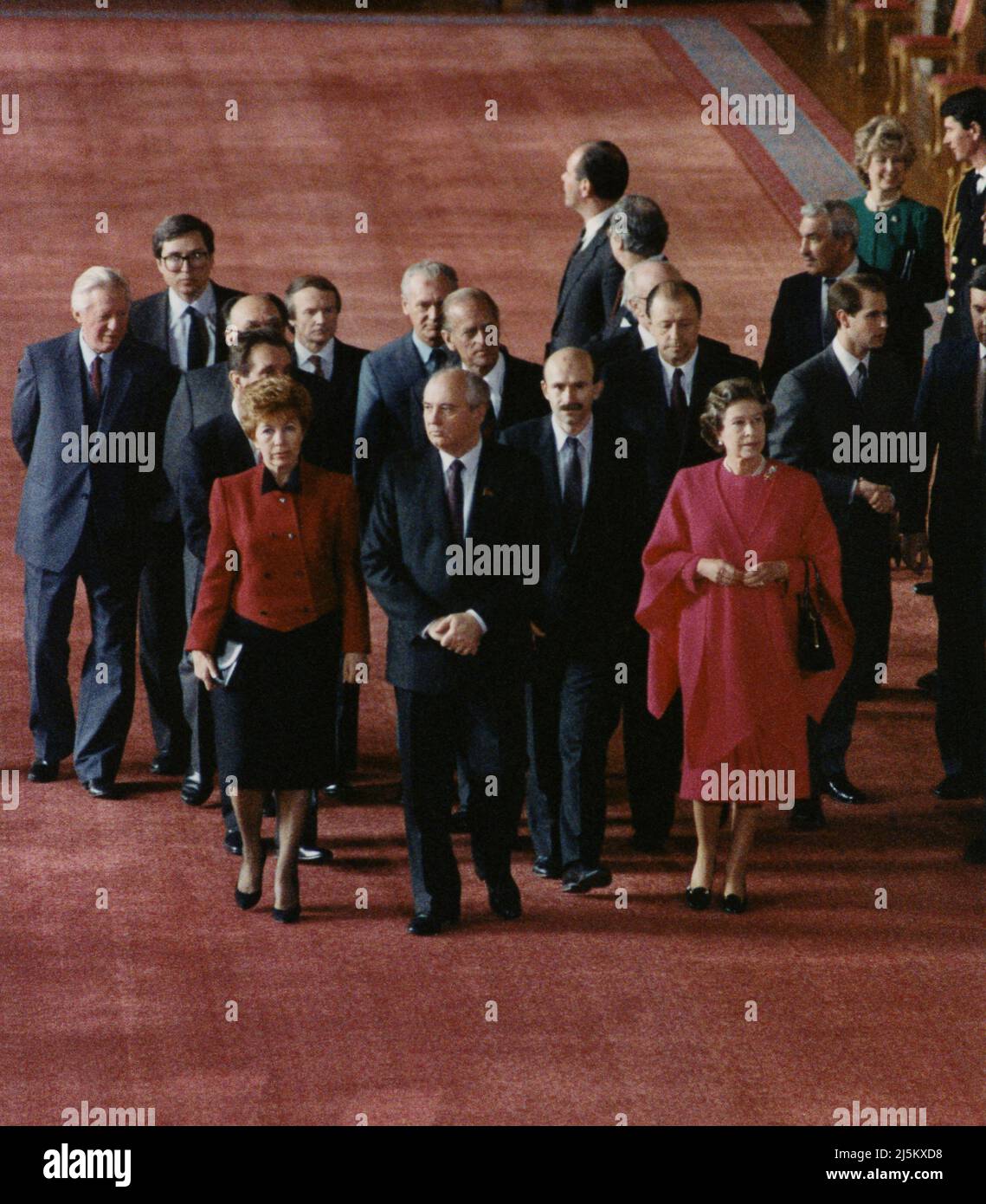 Le dirigeant soviétique MIKHAÏL GORBATCHEV et la femme Raisa rencontrent la reine Elisabeth II au château de Windsor lors de la visite d'État en Angleterre 1988 Banque D'Images