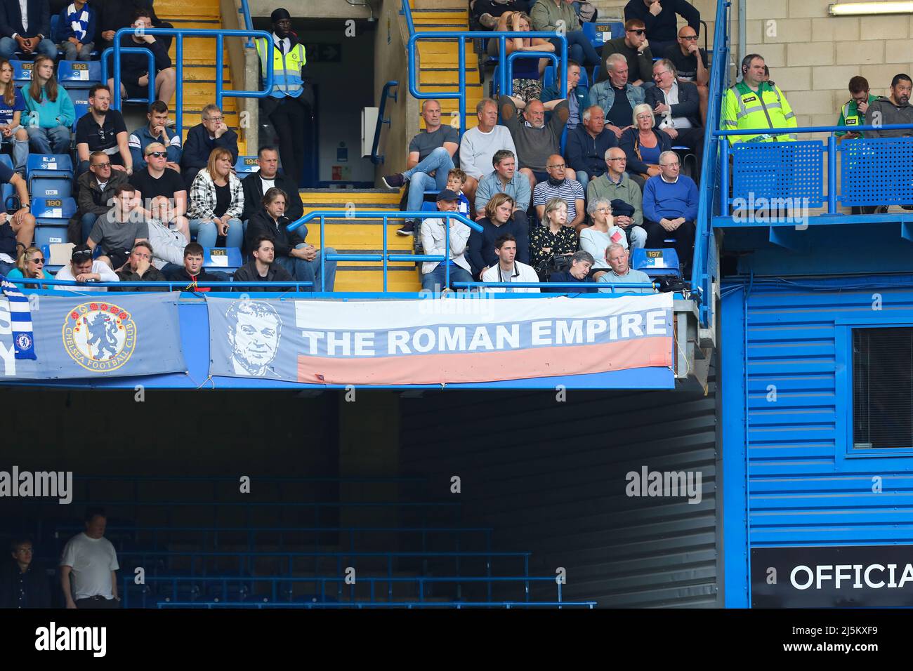 Londres, Royaume-Uni. 24th avril 2022; Stamford Bridge, Chelsea, Londres, Angleterre: Premier League football, Chelsea v West Ham; les fans de Chelsea bannière "l'Empire romain" en référence au propriétaire Roman Abramovich. Crédit : images de sports action plus/Alamy Live News Banque D'Images