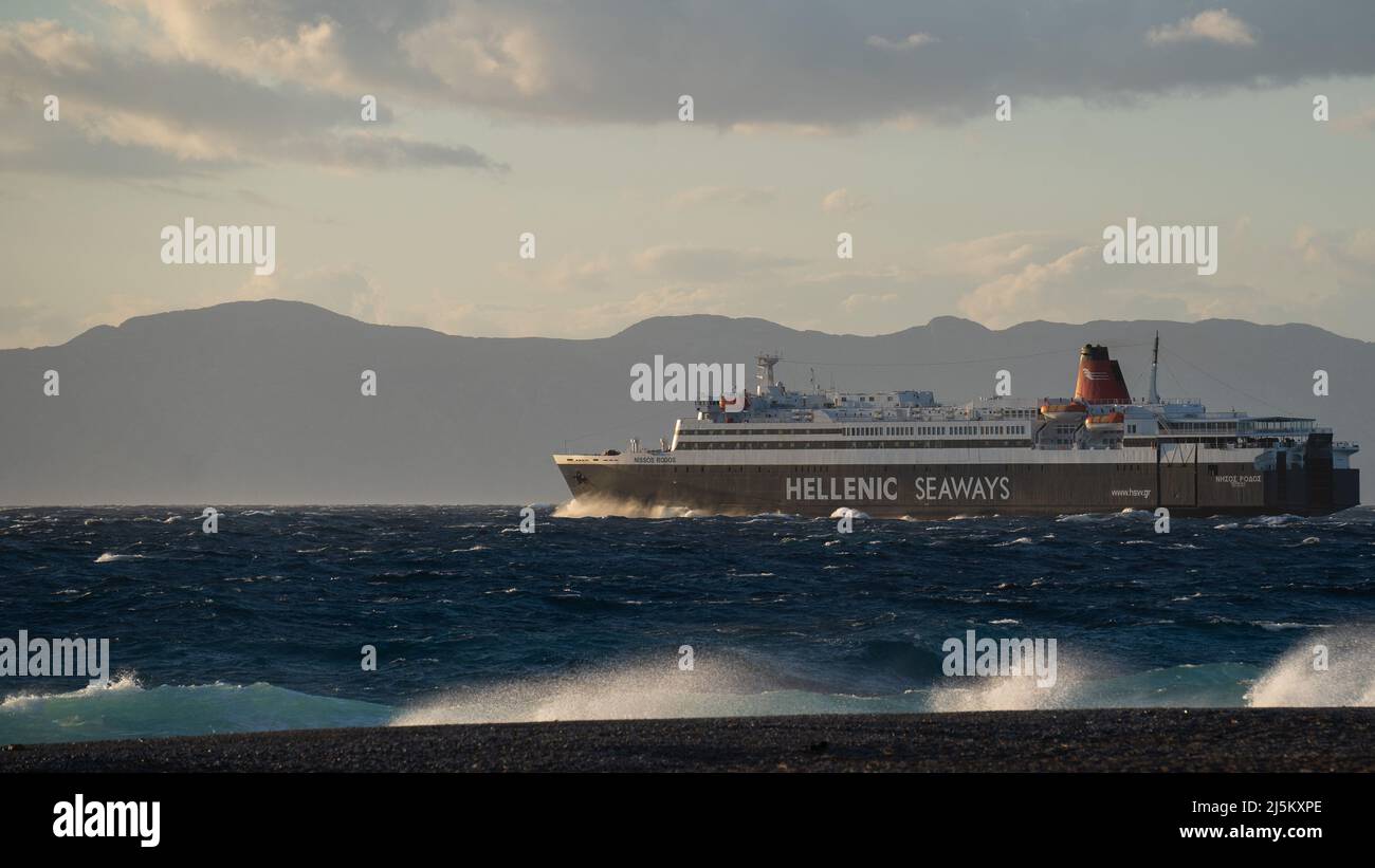 Les bateaux de la mer Égée et de l'Adriatique naviguent en mer hellénique. Banque D'Images