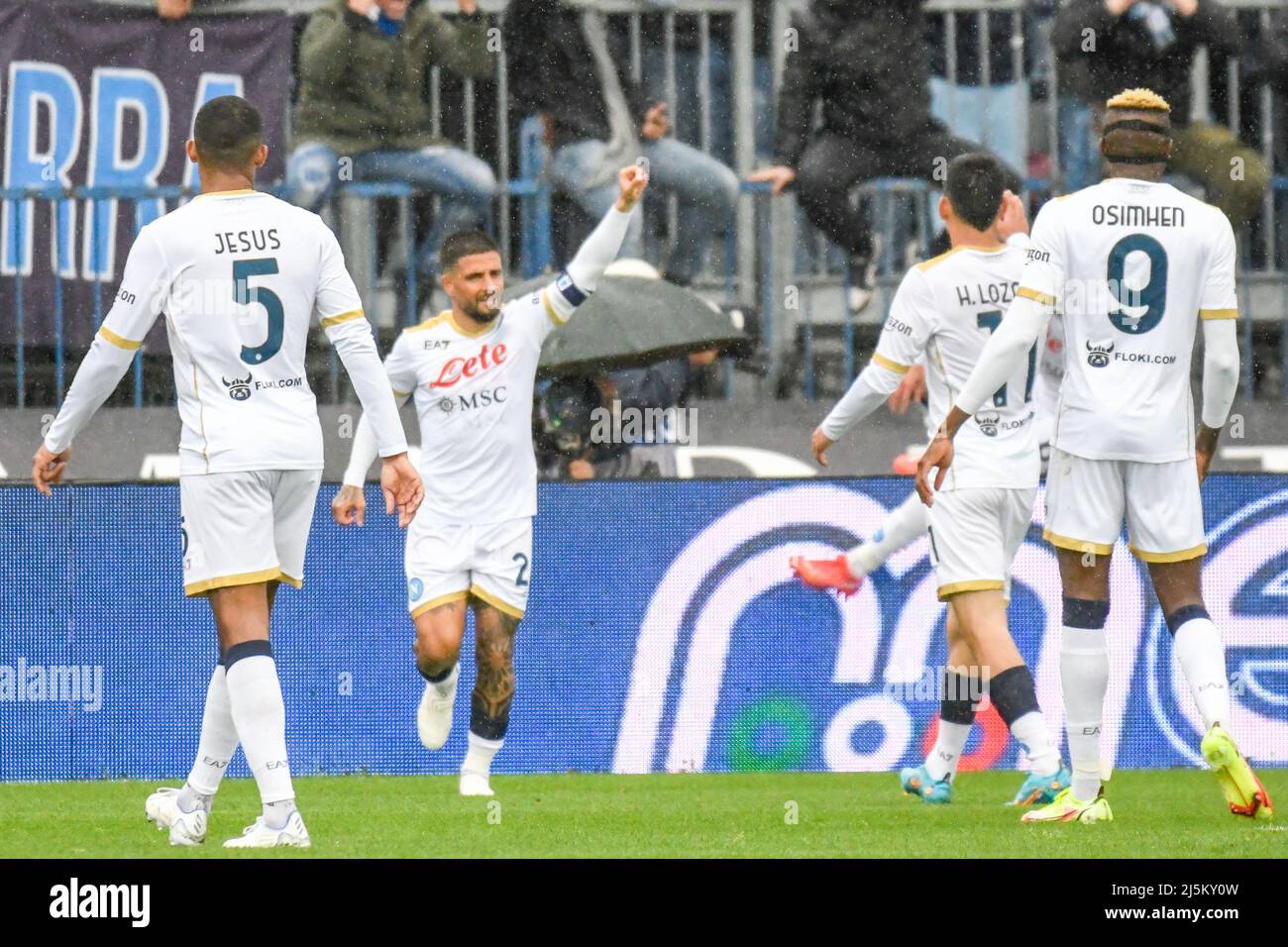 Stade Carlo Castellani, Empoli, Italie, 24 avril 2022, Lorenzo Insigne (Napoli) fête avec ses coéquipiers après avoir inscrit le but 2-0 lors du match Empoli FC vs SSC Napoli - italian football série A. Banque D'Images