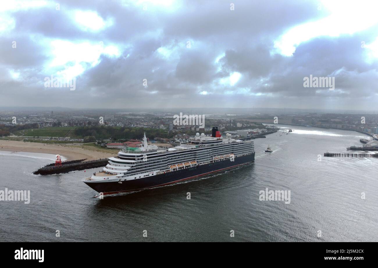 Le bateau de croisière MS Queen Victoria, exploité par Cunard Line, sort de la rivière Tyne à Tynemouth. Date de la photo: Dimanche 24 avril 2022. Banque D'Images