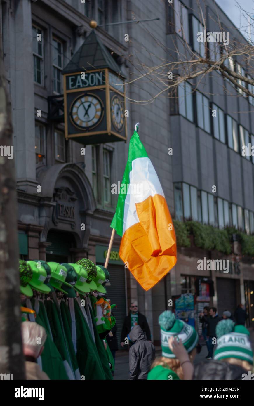 Dublin Ireland St Patrics fête parade avec foule et démostration Banque D'Images