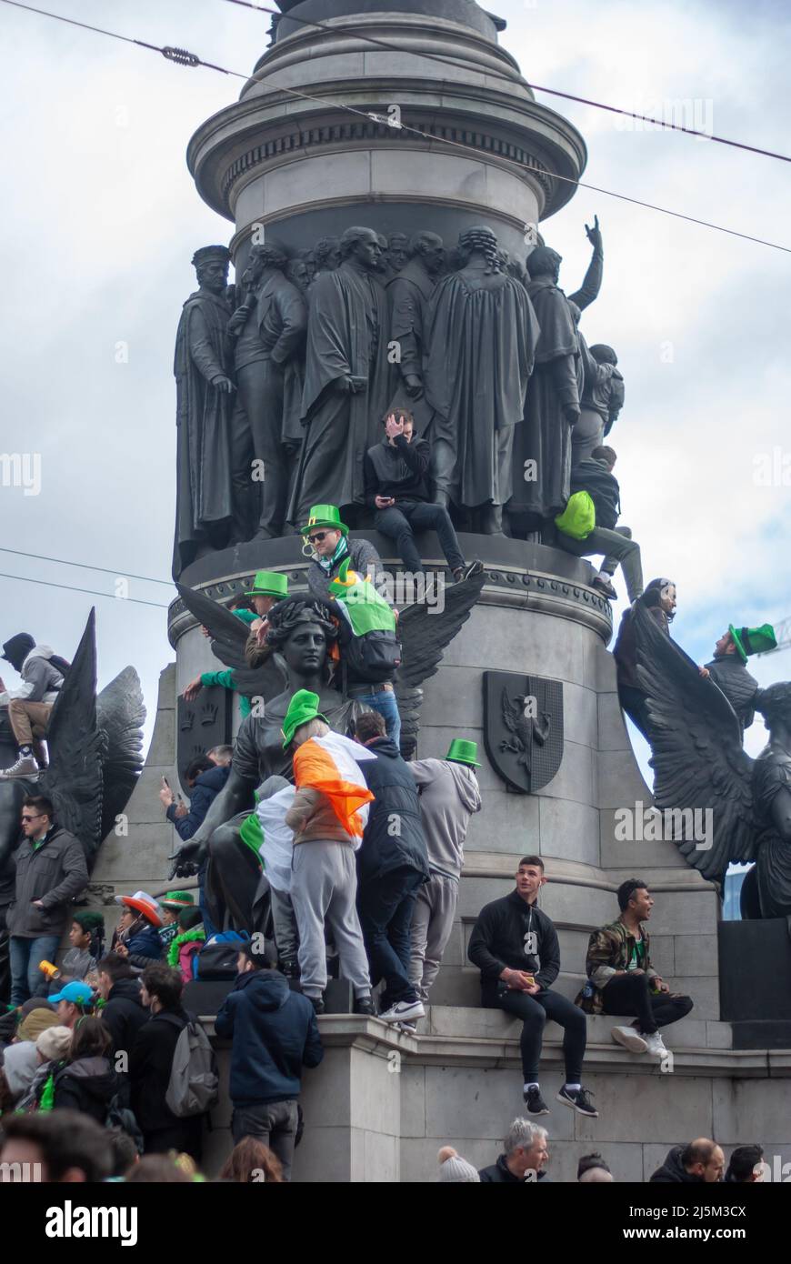 Dublin Ireland St Patrics fête parade avec foule et démostration Banque D'Images