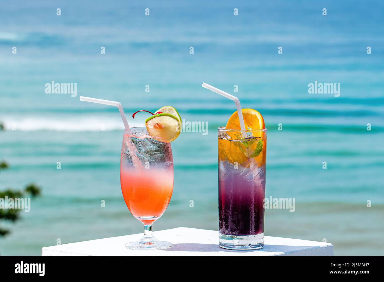 Deux cocktails glacés frais tropicaux sur la table du bar avec plage en arrière-plan Banque D'Images