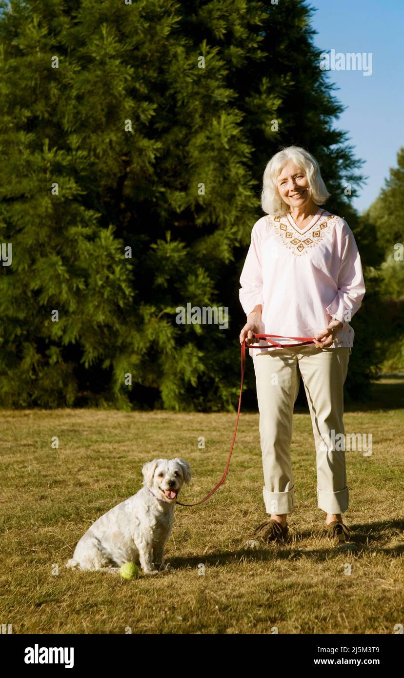 Femme âgée avec son vieux chien de Cockapoo Banque D'Images