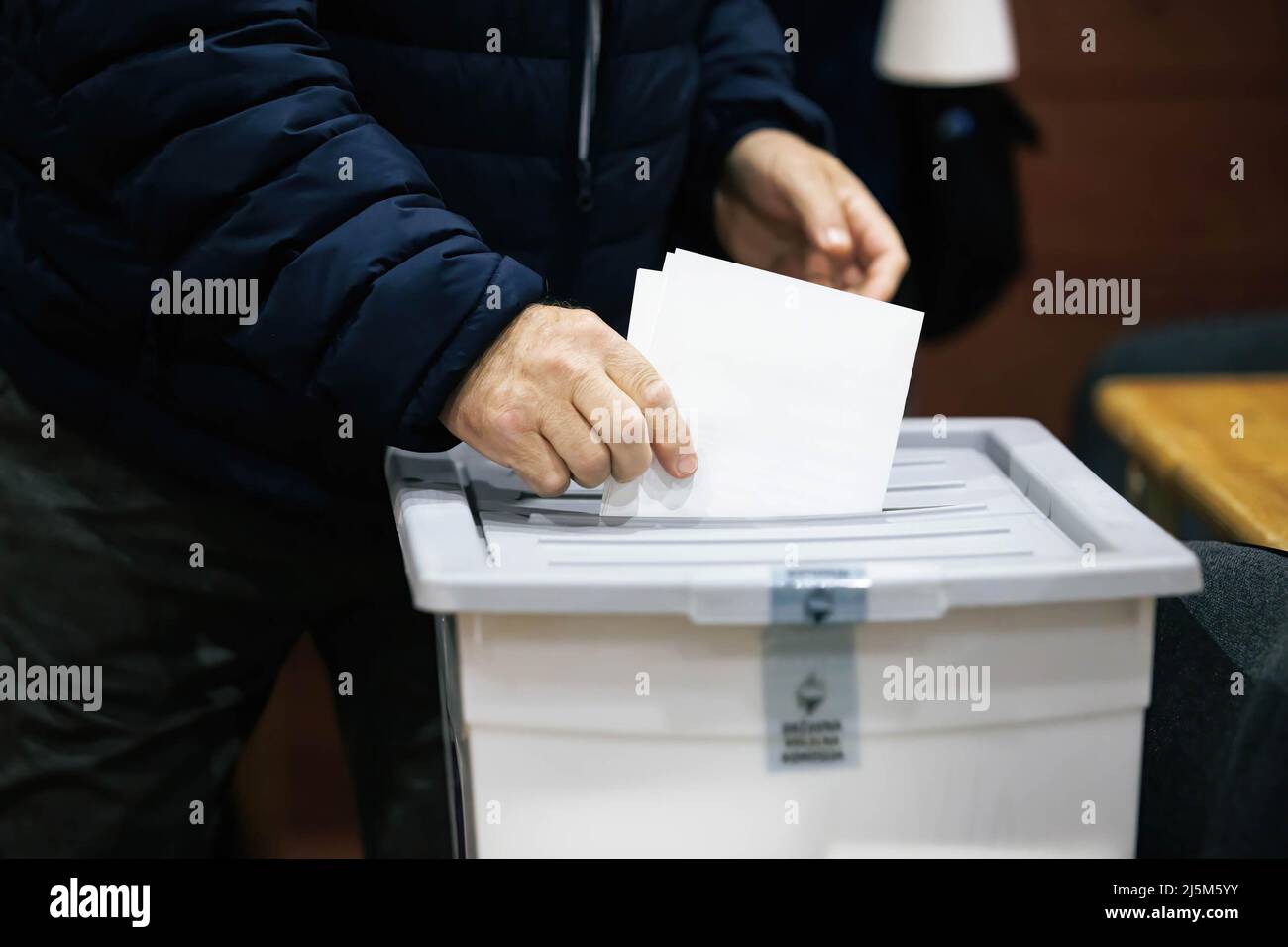 Kranj, Slovénie. 24th avril 2022. Un électeur vote lors des élections législatives slovènes de 2022 à Kranj. Un taux de participation record est attendu, tandis que les sondages suggèrent une course serrée entre le Parti démocratique slovène (SDS) du Premier ministre Janez Jansa et le mouvement pour la liberté, un nouveau parti dirigé par Robert Golob. (Photo de Luka Dakskobler/SOPA Images/Sipa USA) crédit: SIPA USA/Alay Live News Banque D'Images