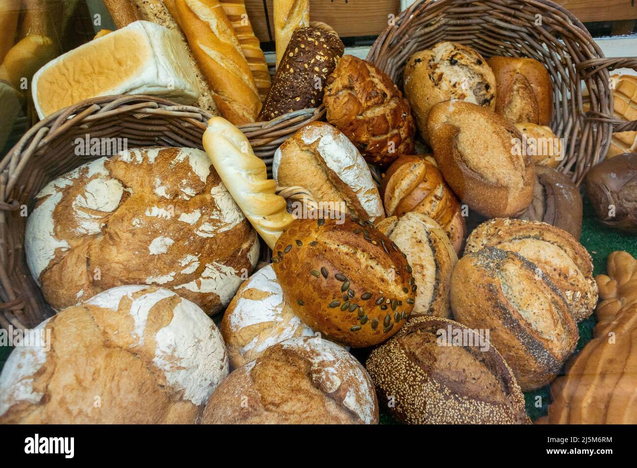 Barcelone, Espagne, détail, pain sur présentation, dans la vieille boulangerie espagnole pâtisserie magasin, 'Forn de Pa' approvisionnement durable de nourriture Banque D'Images
