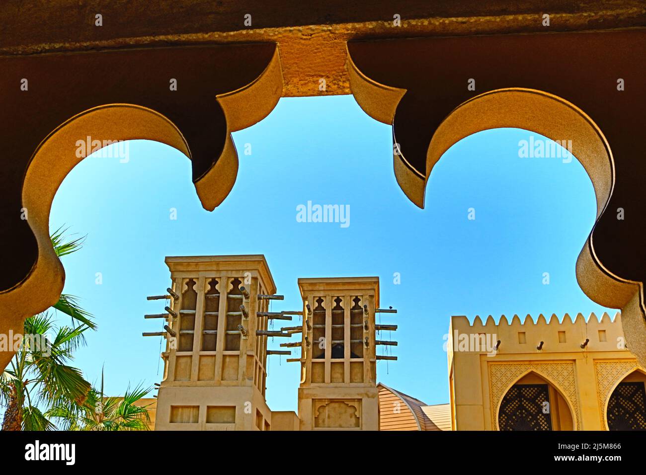 Vue sur Souk Madinat Jumeirah - Bazar dans le style traditionnel du Moyen-Orient avec des étals et des restaurants sous une arcade couverte en bois. ,Dubaï,décembre 21 Banque D'Images