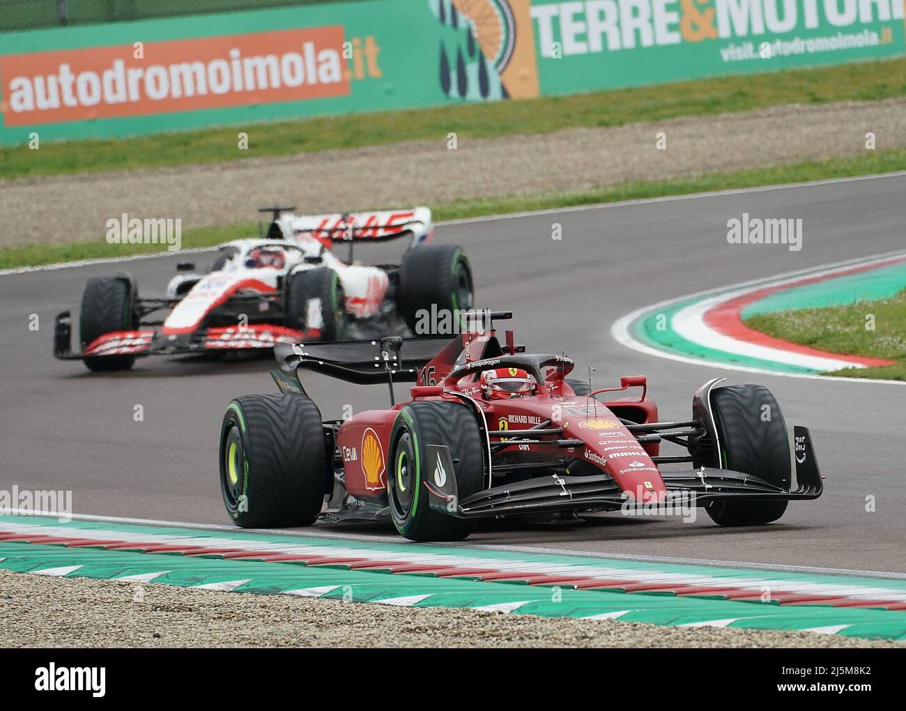Imola, Italie. 24th avril 2022. Motorsport: Championnat du monde de Formule 1, Grand Prix d'Emilia-Romagna, course: Charles Leclerc de Monaco de l'équipe Ferrari est devant Kevin Magnussen du Danemark de l'équipe Haas sur la piste à Imola. Credit: Hasan Bratic/dpa/Alay Live News Banque D'Images