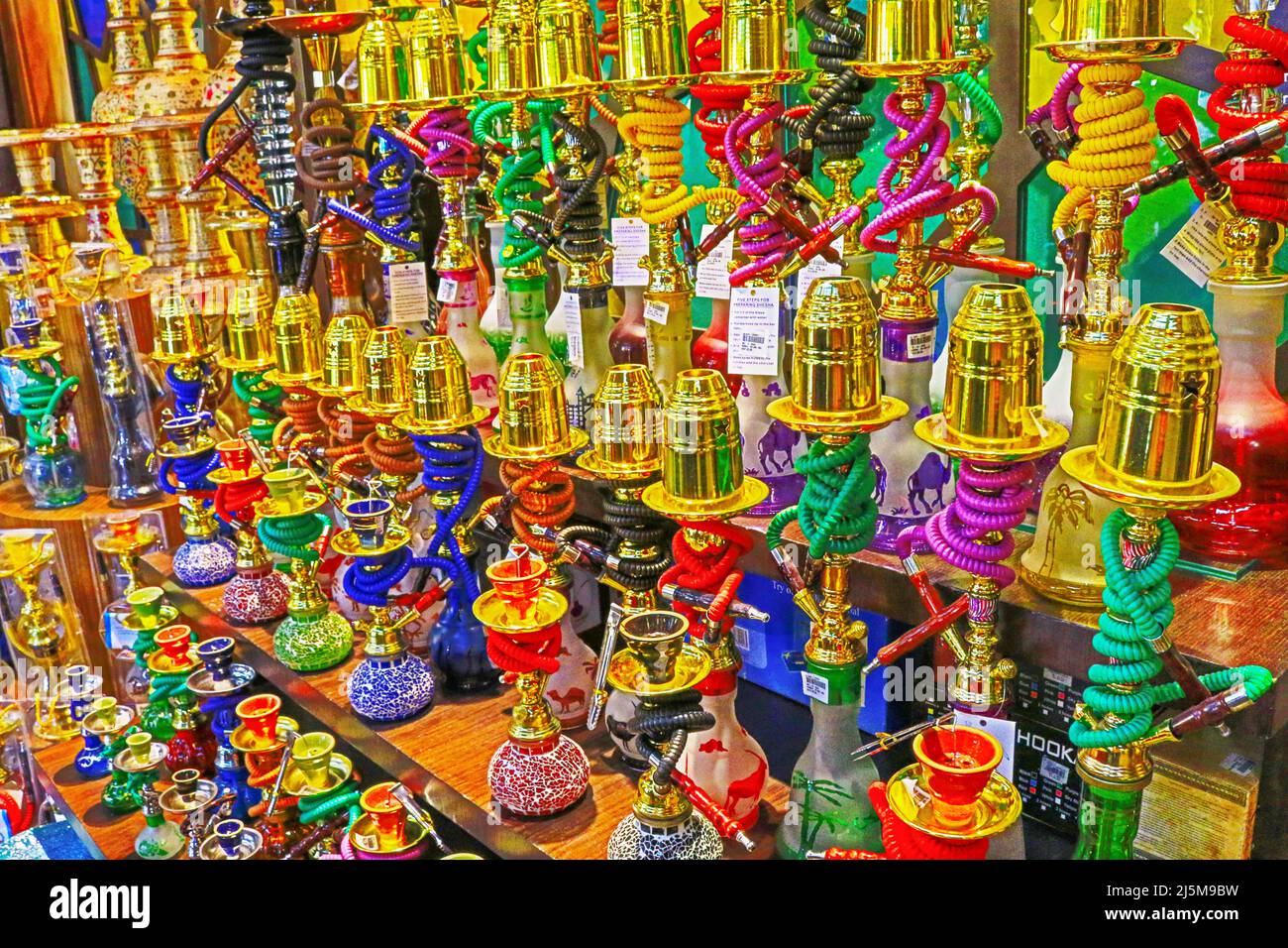 Vue sur Souk Madinat Jumeirah - Bazar dans le style traditionnel du Moyen-Orient avec des étals et des restaurants sous une arcade couverte en bois. ,Dubaï,décembre 21 Banque D'Images