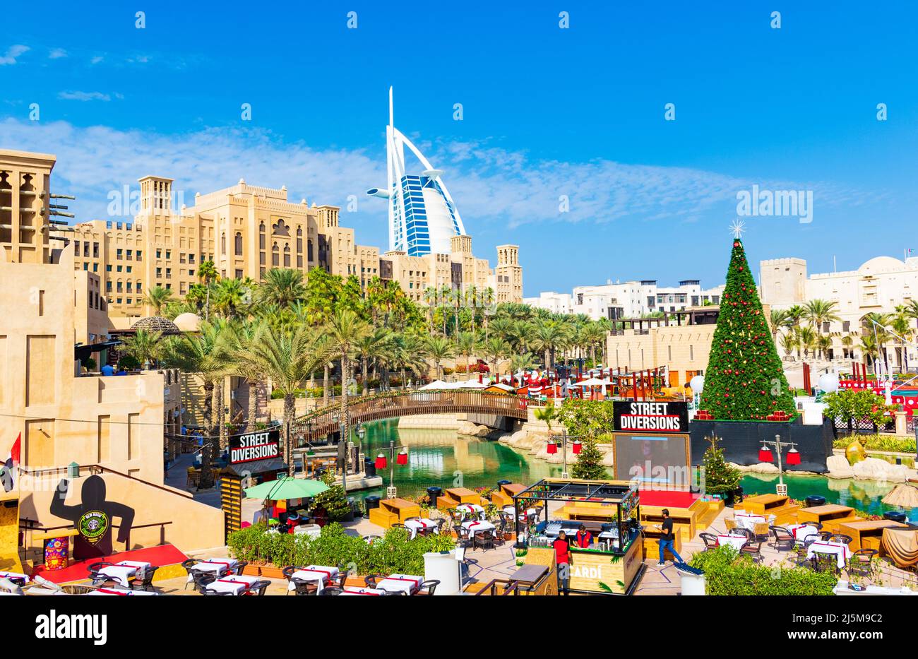Vue sur Souk Madinat Jumeirah - Bazar dans le style traditionnel du Moyen-Orient avec des étals et des restaurants sous une arcade couverte en bois. ,Dubaï,décembre 21 Banque D'Images
