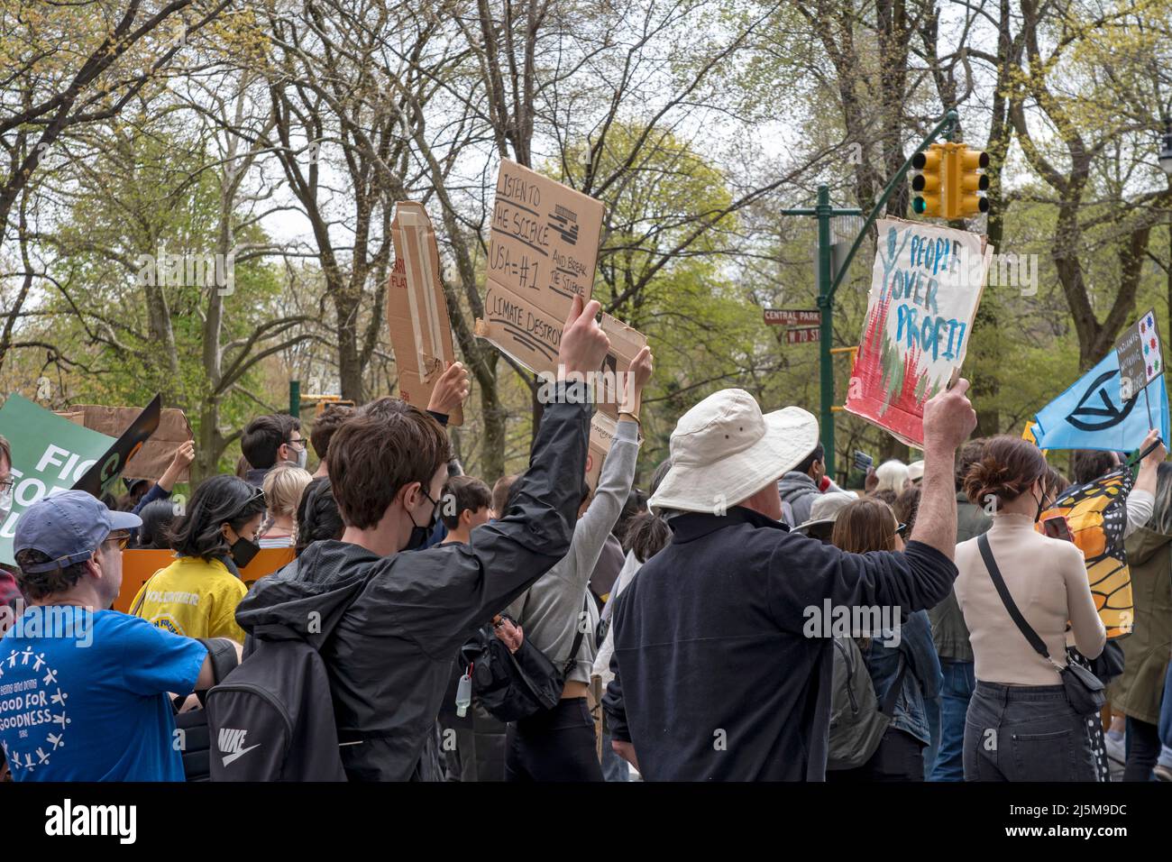 Le militant et les participants tenant des bannières, des panneaux et des drapeaux défilent le long de Central Park West pendant la Marche pour Science NYC à New York. Plus de 200 manifestants et activistes se rassemblent et se marchaient dans les rues de Midtown Manhattan pour la Marche annuelle pour la Science, qui est la plus grande communauté de défenseurs de la science au monde, s'organisant pour un avenir plus durable et plus juste. En raison de la pandémie de COVID-19 au cours des deux dernières années, la Marche pour la science a été virtuelle. La marche pour la science a lieu chaque année autour de la célébration du jour de la Terre. (Photo par Ron Adar/SOPA Images/Sipa USA) Banque D'Images