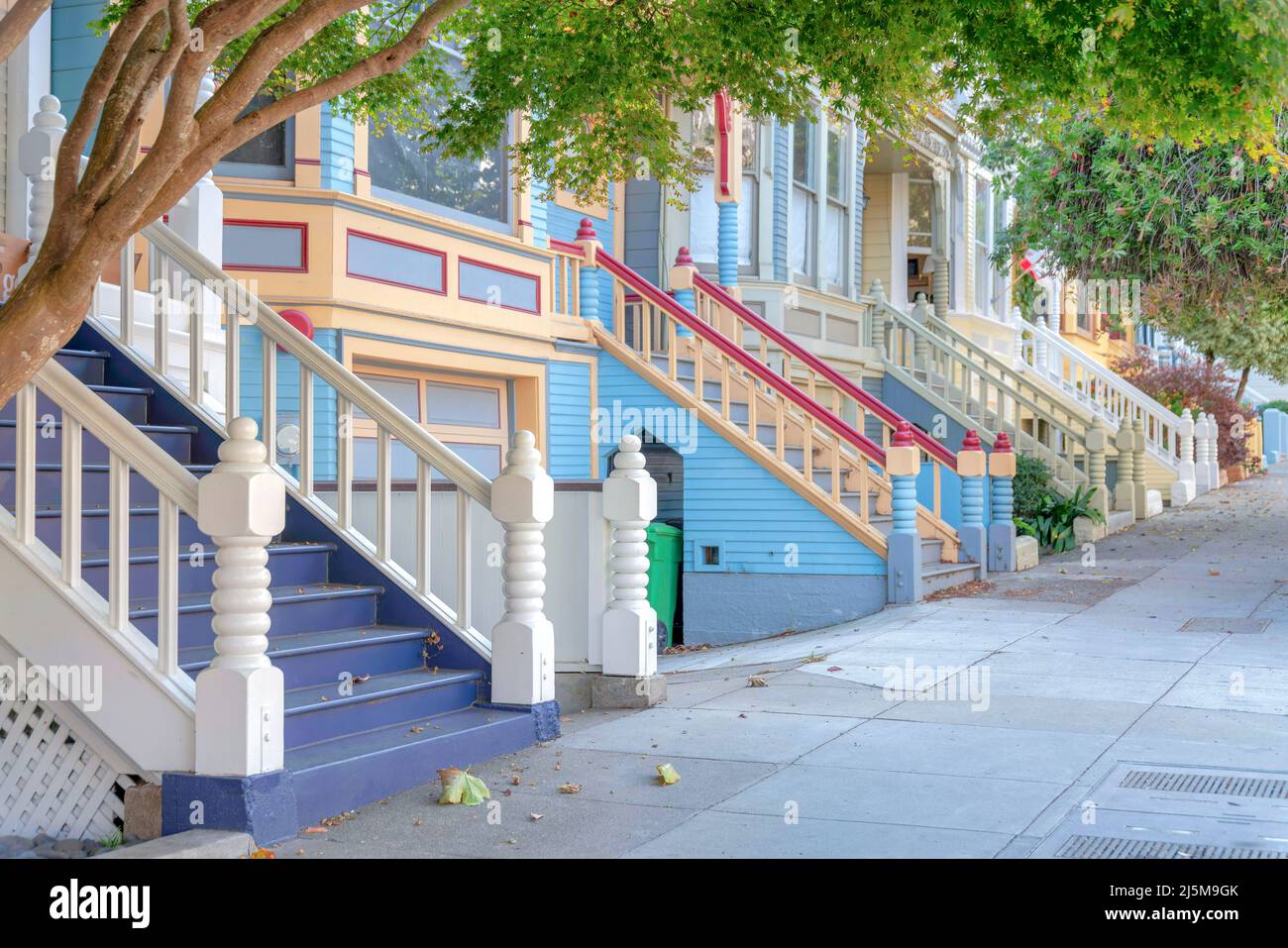 Extérieur de l'entrée des maisons de ville avec des escaliers colorés à San Francisco, Californie Banque D'Images