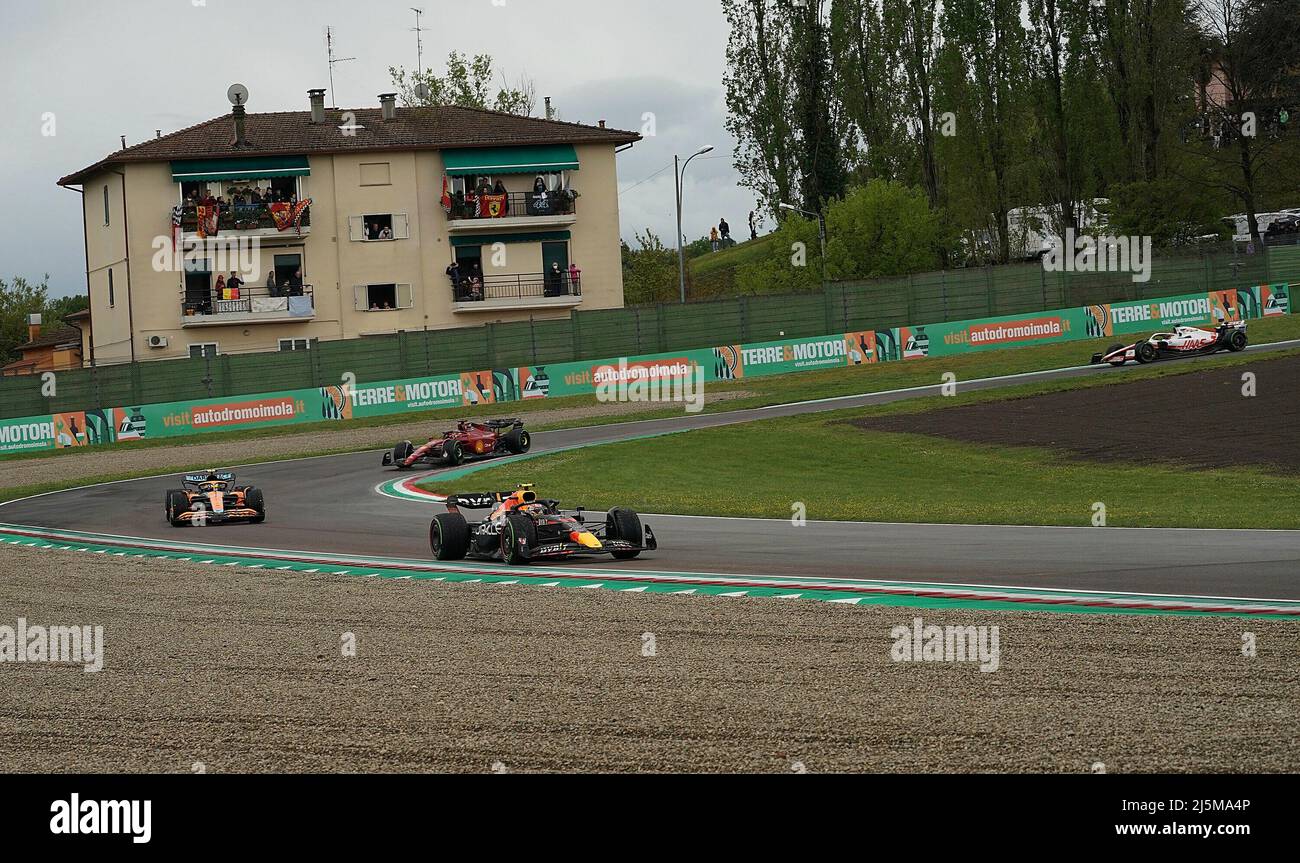 Imola, Italien. 24th avril 2022. 24 avril 2022, Autodromo Enzo e Dino Ferrari, Imola, Formule 1 Rolex Gran Premio del Made in Italy e dell'Emilia Romagna 2022, sur la photo Sergio Perez (MEX), Oracle Red Bull Racing, Lando Norris (GBR), McLaren F1 Team, Charles Leclerc (MCO), Scuderia Ferrari, Kevin Magnussen (DNK), Haas F1 Team Credit: dpa/Alay Live News Banque D'Images