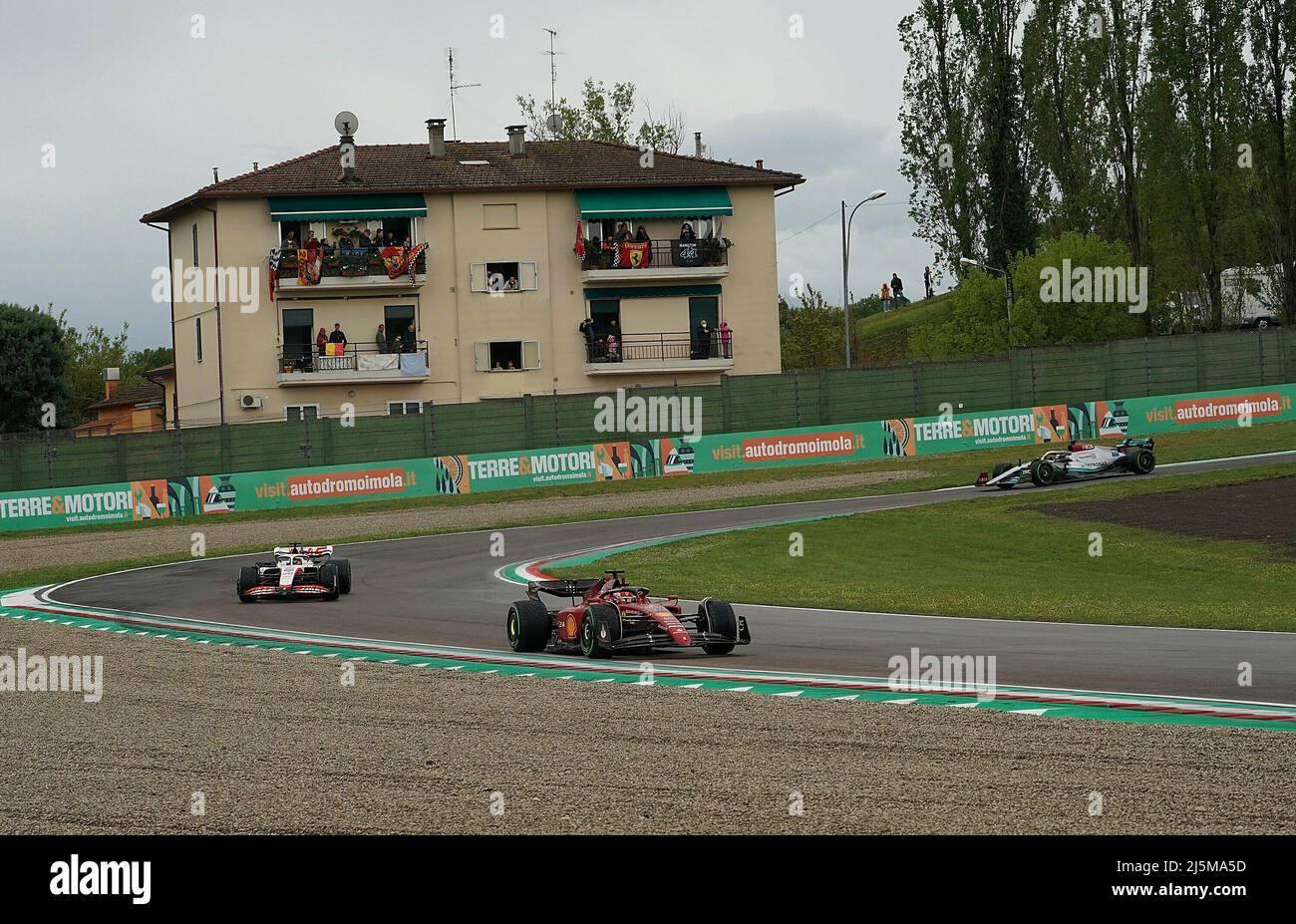Imola, Italien. 24th avril 2022. 24 avril 2022, Autodromo Enzo e Dino Ferrari, Imola, Formule 1 Rolex Gran Premio del Made in Italy e dell'Emilia Romagna 2022, sur la photo Charles Leclerc (MCO), Scuderia Ferrari, Kevin Magnussen (DNK), Haas F1 Team, George Russel (GBR), Mercedes-AMG Petronas Formule 1 crédit de l'équipe : dpa/Alay Live News Banque D'Images
