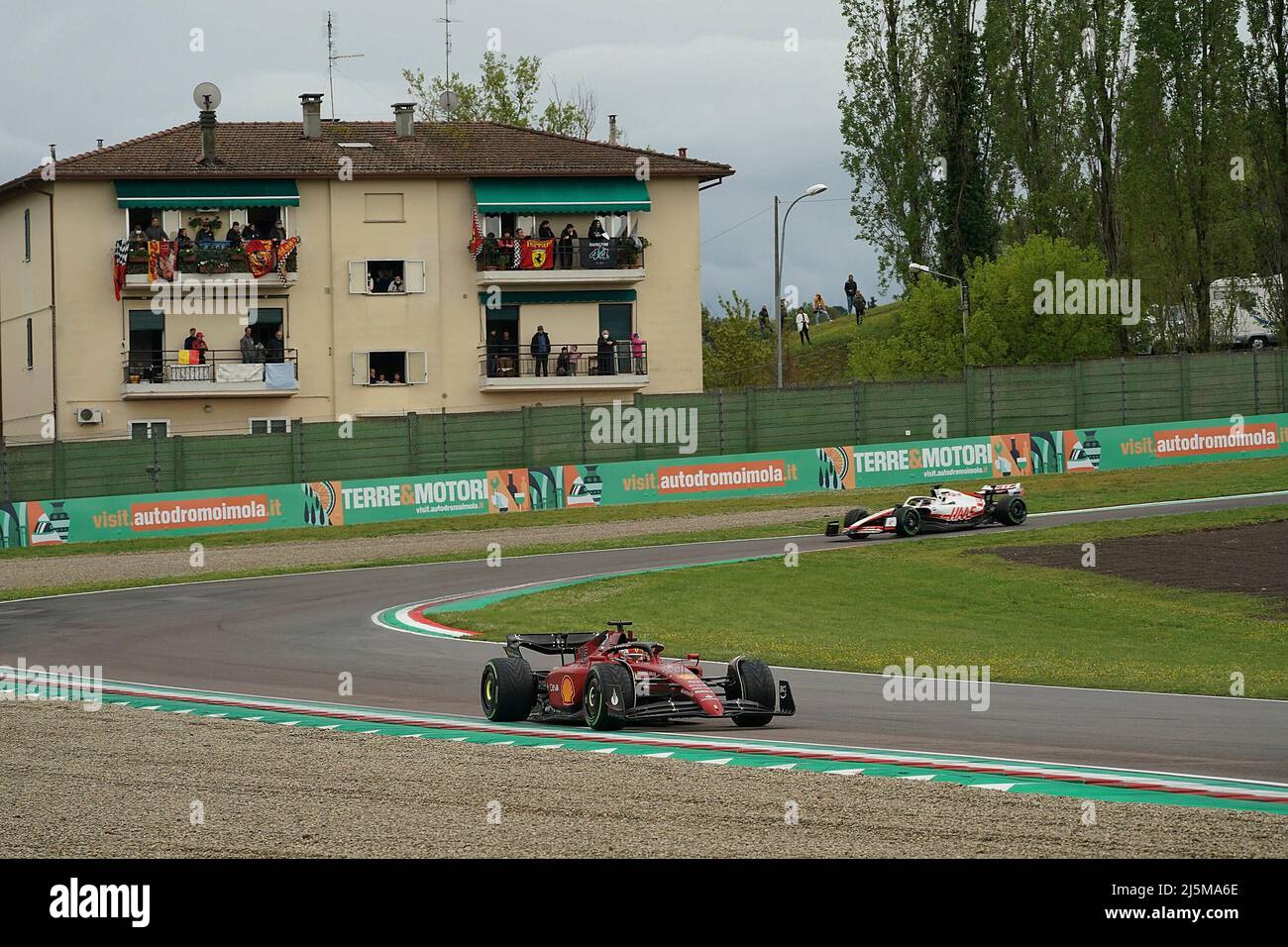 Imola, Italien. 24th avril 2022. 24 avril 2022, Autodromo Enzo e Dino Ferrari, Imola, Formule 1 Rolex Gran Premio del Made in Italy e dell'Emilia Romagna 2022, dans la photo Charles Leclerc (MCO), Scuderia Ferrari, Kevin Magnussen (DNK), Haas F1 Team Credit: dpa/Alay Live News Banque D'Images