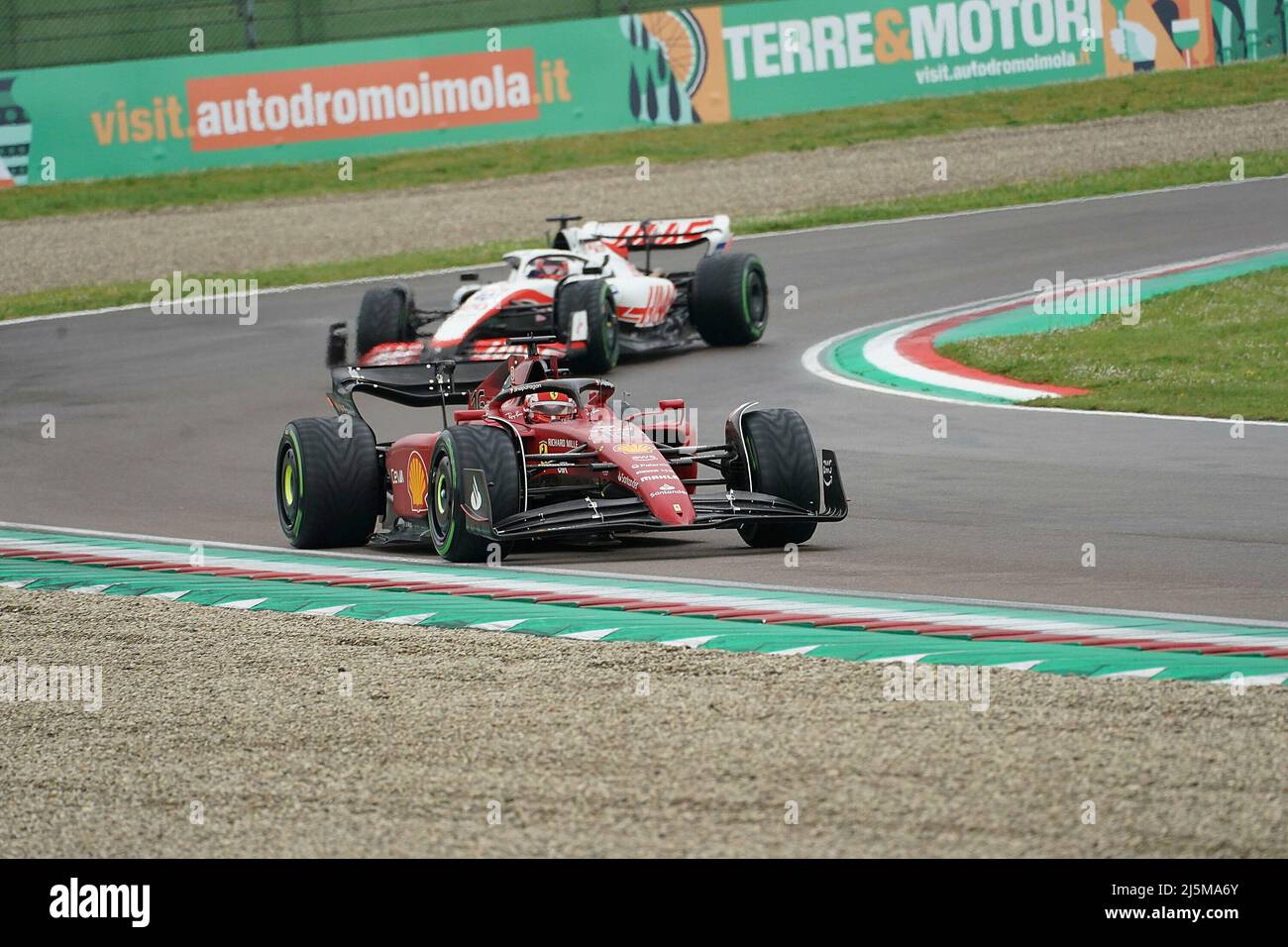 Imola, Italien. 24th avril 2022. 24 avril 2022, Autodromo Enzo e Dino Ferrari, Imola, Formule 1 Rolex Gran Premio del Made in Italy e dell'Emilia Romagna 2022, dans la photo Charles Leclerc (MCO), Scuderia Ferrari, Kevin Magnussen (DNK), Haas F1 Team Credit: dpa/Alay Live News Banque D'Images