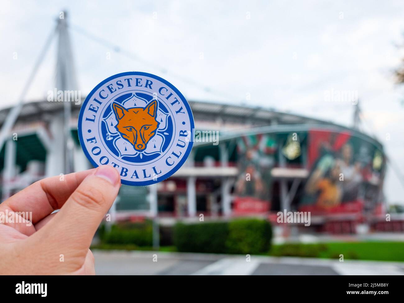 30 août 2021, Leicester, Royaume-Uni.Leicester City F.C.Emblème du club de football en toile de fond d'un stade moderne. Banque D'Images