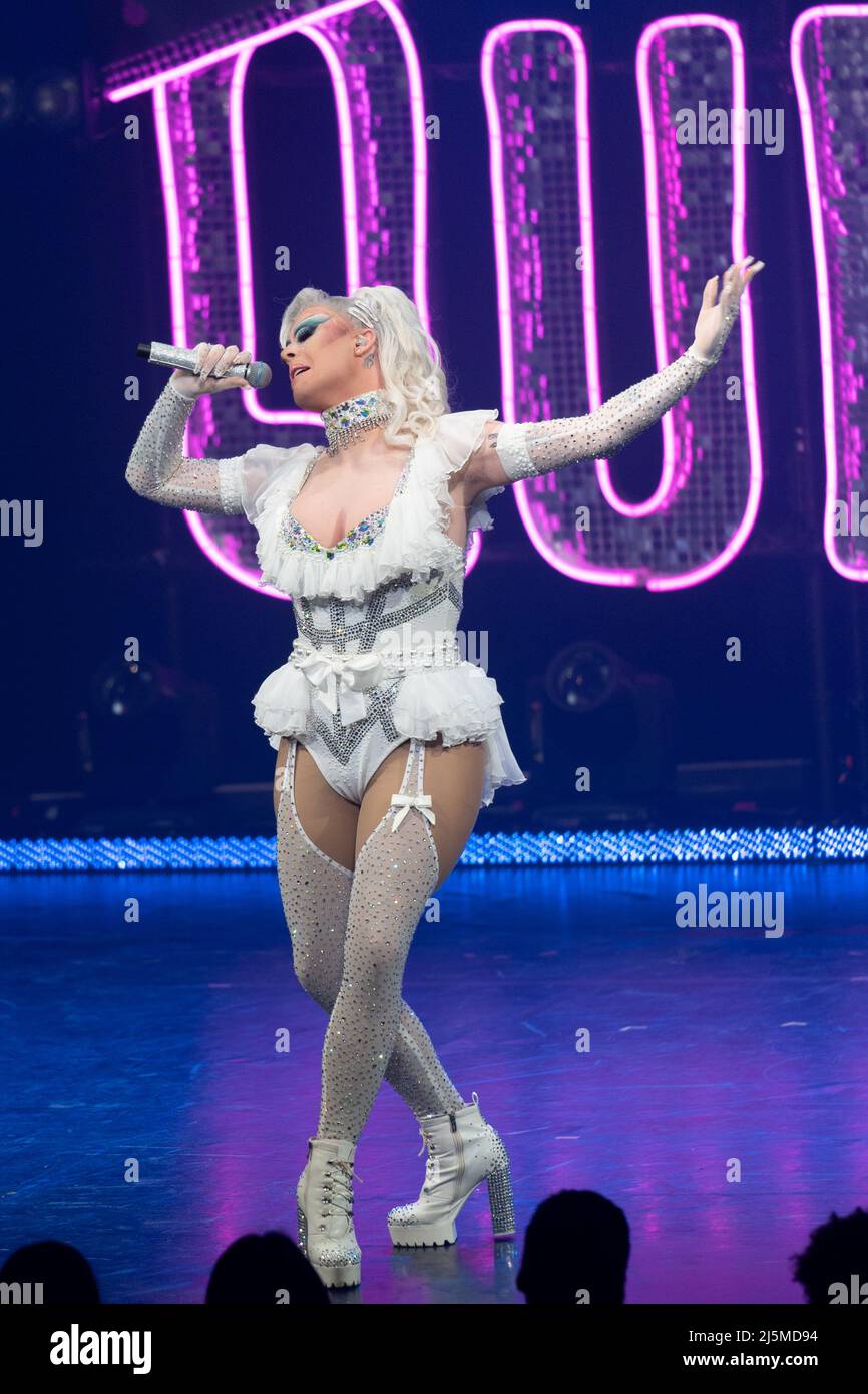 Spectacle de drag Queens sur scène à l'Assembly Festival Gardens à Coventry, Royaume-Uni, le 20 avril 2022 dans le cadre de la ville de Culture 2021 Banque D'Images