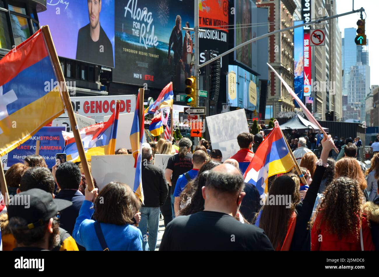 Des manifestants ont tenu des panneaux à Times Square à l'occasion du 107th anniversaire du génocide arménien le dimanche 24 avril 2022 à New York. Banque D'Images