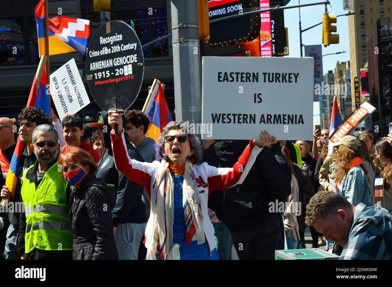 Des manifestants ont tenu des panneaux à Times Square à l'occasion du 107th anniversaire du génocide arménien le dimanche 24 avril 2022 à New York. Banque D'Images