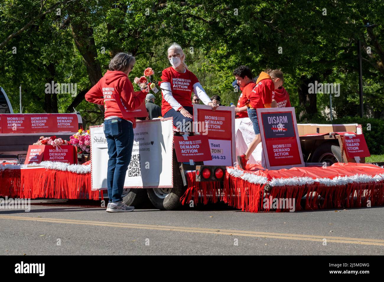 Davis, CA - 24 avril 2022. La parade du pique-nique à l'Université de Californie à Davis est de retour après un latus de deux ans en raison des pandémies du coronavirus Banque D'Images