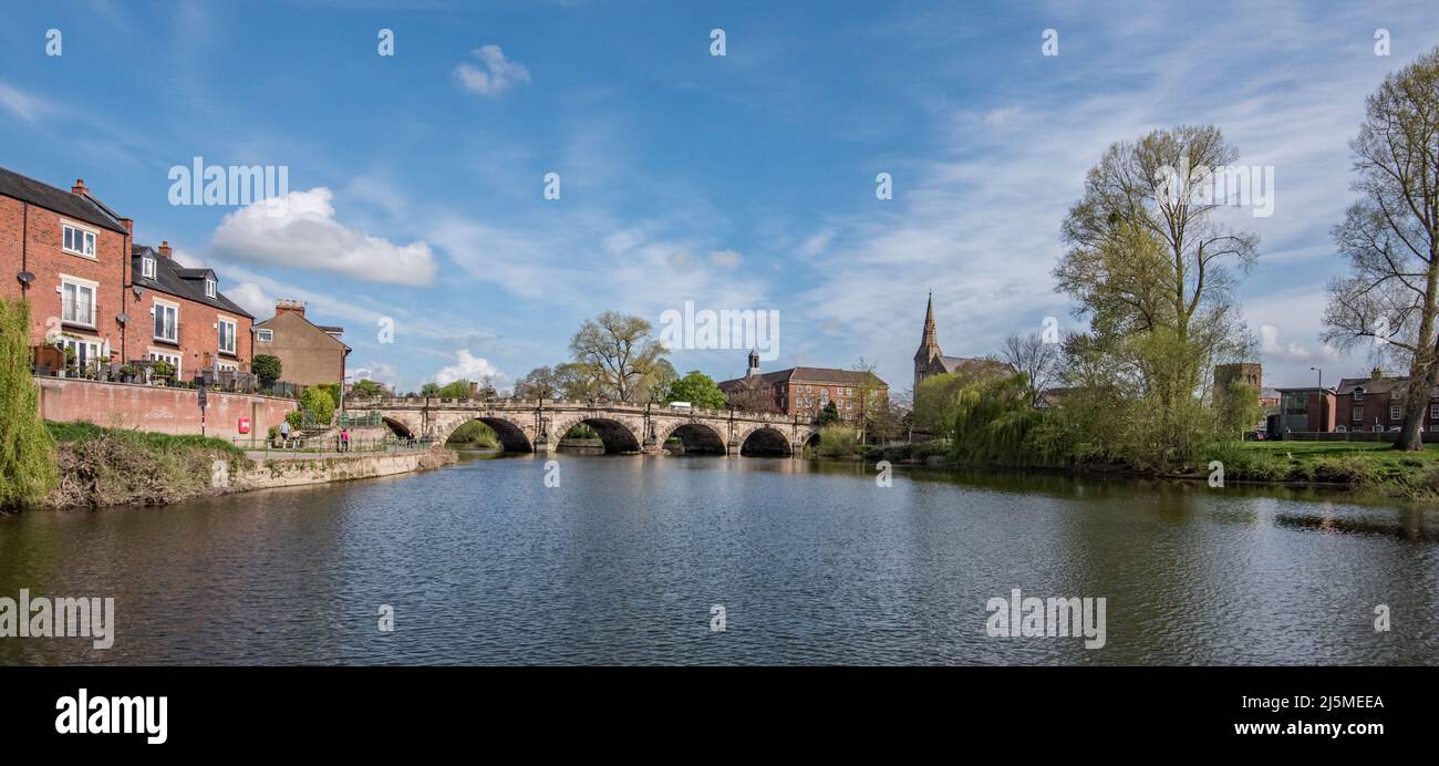 L'Église réformée unie (à droite) et le pont anglais au-dessus de la rivière Severn, Shrewsbury, Angleterre. (Point tournant pour certaines croisières sur la rivière). Banque D'Images