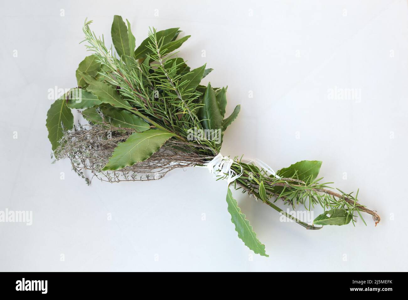 bouquet garni, bouquet d'herbes, spécialité de cuisine française, sur fond blanc, vue de dessus Banque D'Images