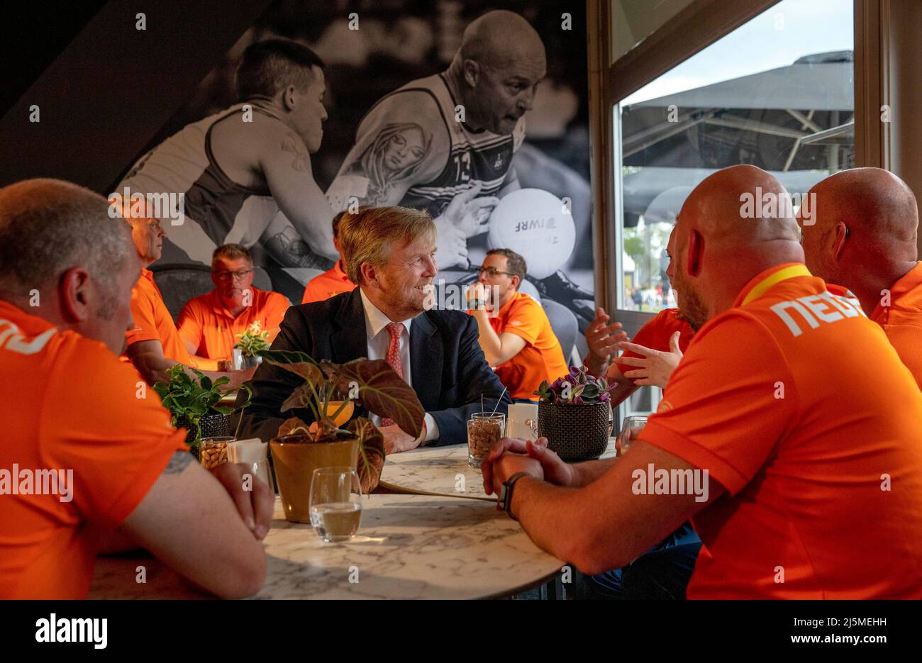 22-04-2022 rencontre entre le roi de la Haye Willem-Alexander et l'équipe néerlandaise des Invictus lors de la cérémonie de clôture des Jeux Invictus de 2020, un événement sportif international pour les blessés, les blessés et les malades et les anciens combattants, au Zuiderpark à la Haye. (Photo de Nieboer/PPE/Sipa USA) Banque D'Images