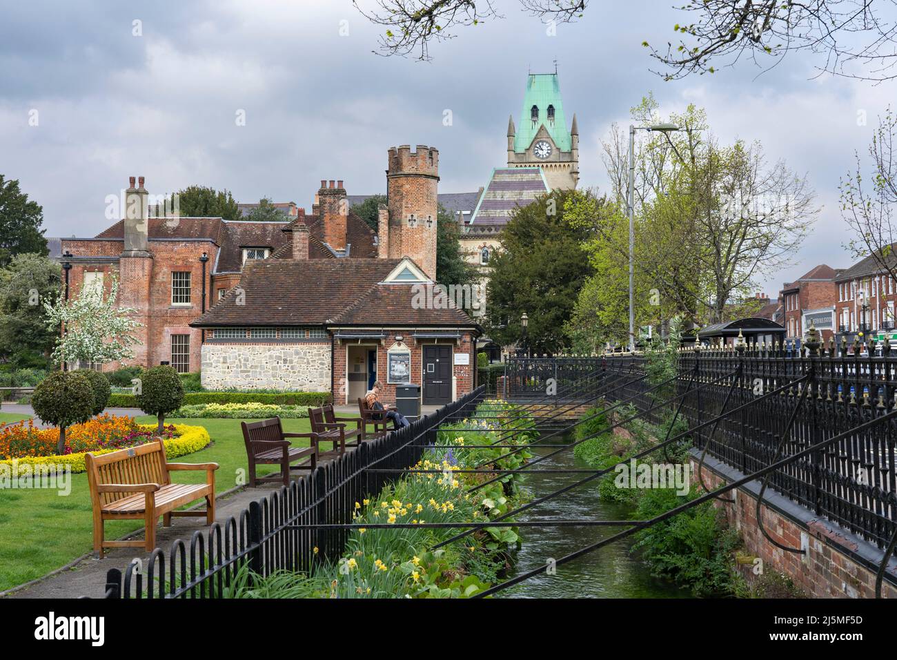 Abbey Gardens en avril - un petit parc dans le centre-ville de Winchester avec de beaux massifs fleuris et un ruisseau affluent de la rivière Itchen. Angleterre Banque D'Images