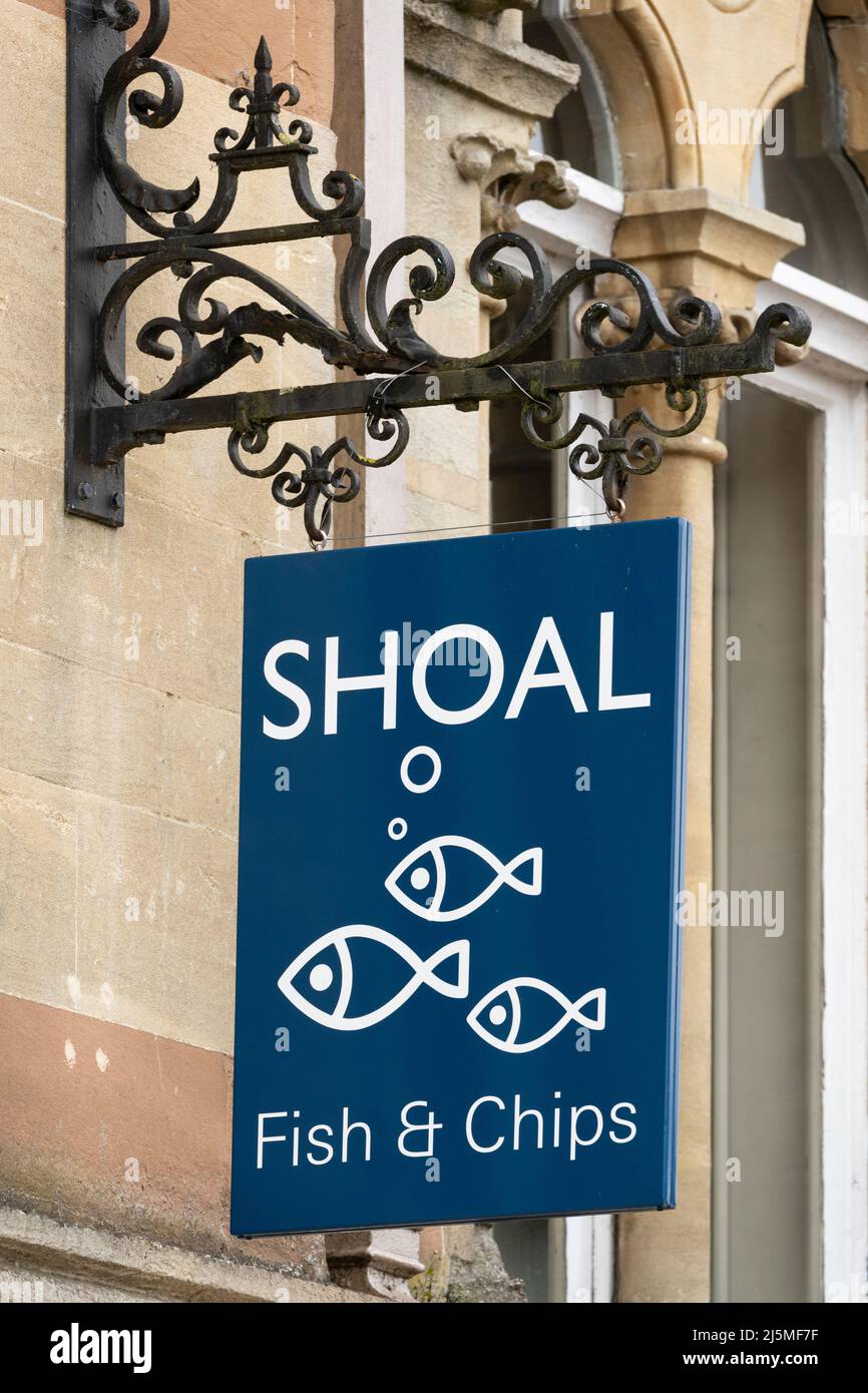Panneau suspendu orné pour le Shoal - un restaurant traditionnel indépendant Fish and Chips situé dans le Winchester Guild Hall, sur Winchester High Street. Angleterre Banque D'Images