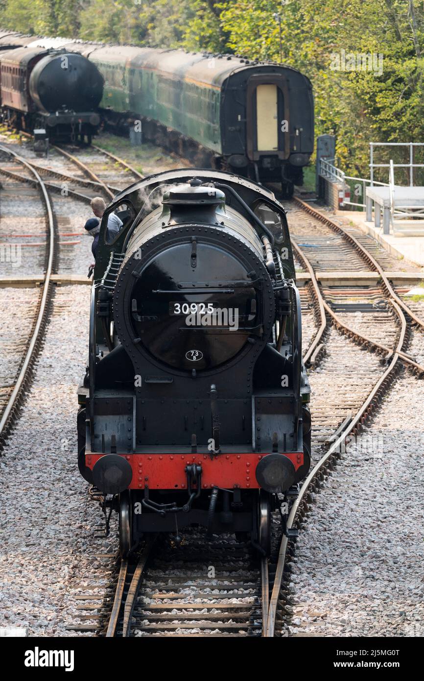 30925 train de vapeur en marche arrière à la gare d'Alresford. Un train push-pull qui fonctionne sur la ligne historique Watercress. Hampshire, Angleterre Banque D'Images