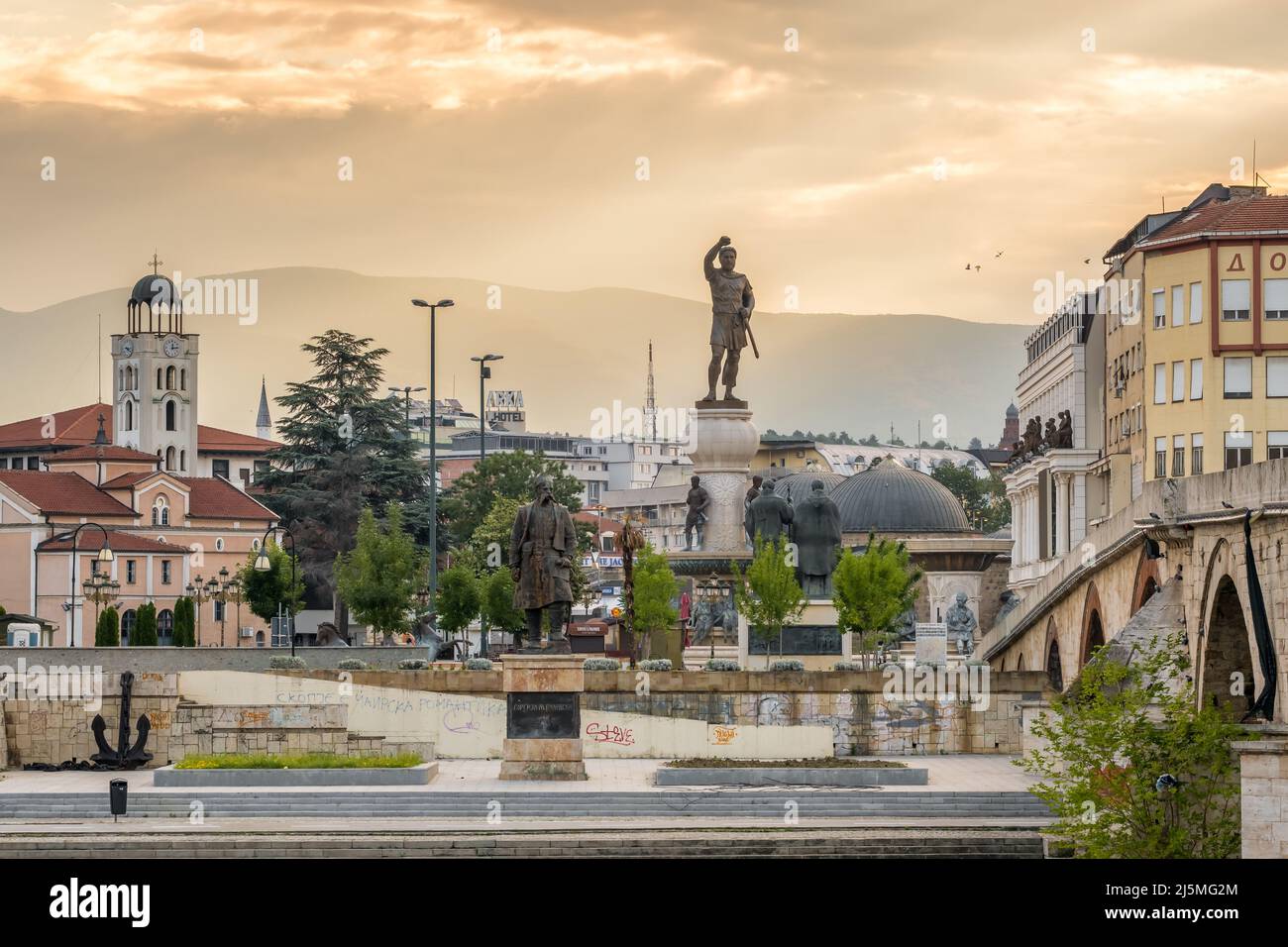 Monument guerrier et autres sculptures dans le centre-ville de Skopje en été Banque D'Images