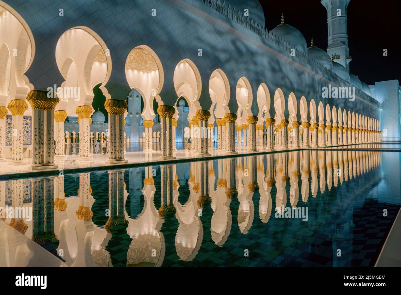 Abu Dhabi, Émirats arabes Unis - 2022 février : Grande Mosquée Sheikh Zayed à Abu Dhabi dans la soirée avec une étonnante réflexion nocturne. Banque D'Images