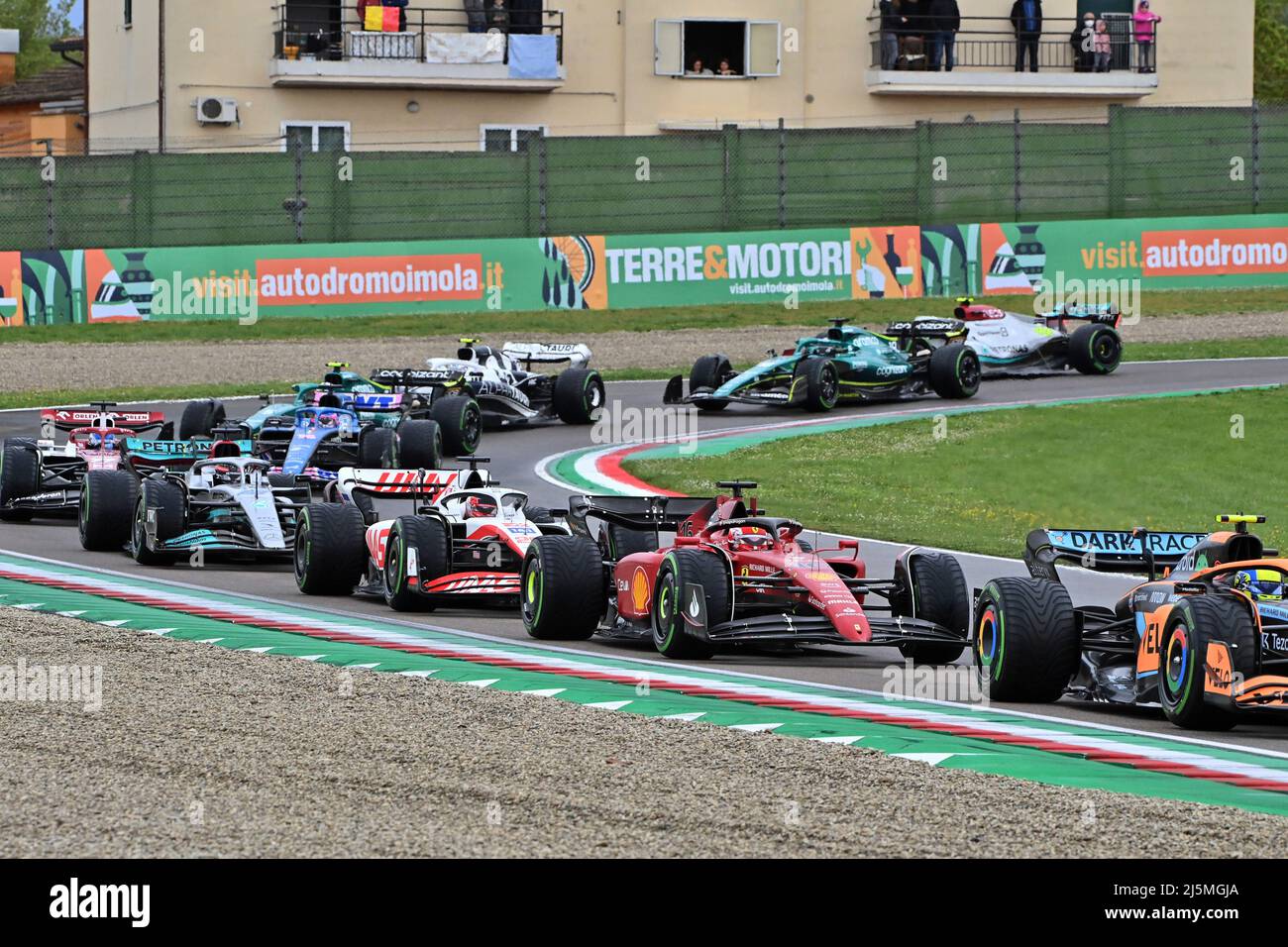 Imola, Italie. 24th avril 2022. #16 Charles Leclerc (MCO, Scuderia Ferrari), #20 Kevin Magnussen (DNK, Haas F1 Team), #63 George Russell (GBR, Mercedes-AMG Petronas F1 Team), Grand Prix d'Emilie-Romagne F1 à Autodromo Enzo e Ferrari Dino le 24 avril 2022 à Imola, Italie. (Photo par HIGH TWO) Credit: dpa/Alay Live News Banque D'Images