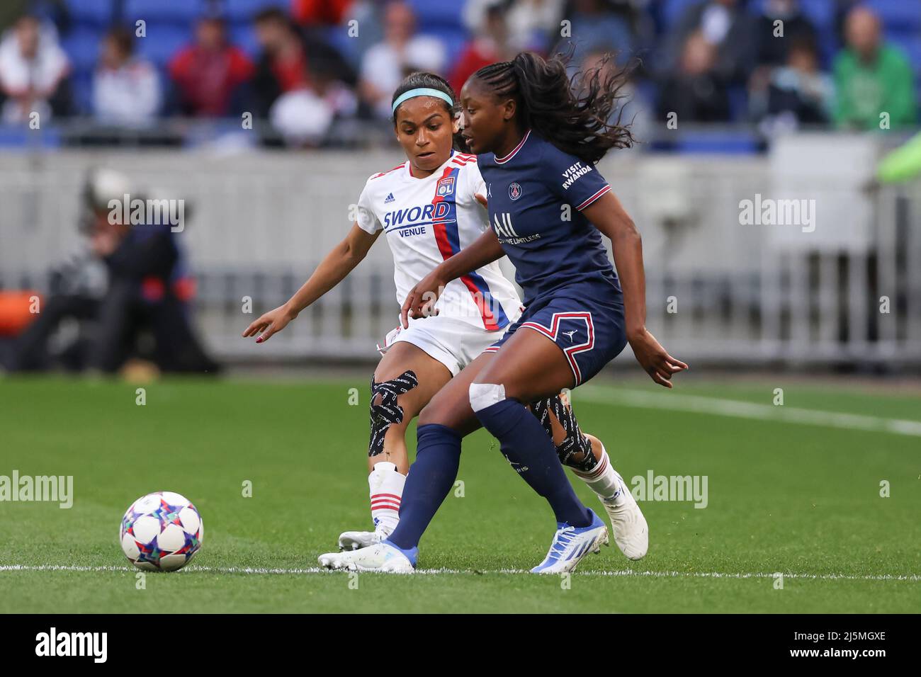 Lyon, France, 24th avril 2022. Kadidiatou Diani du PSG défie le ballon comme le défi de Perle Morroni de Lyon lors du match de la Ligue des champions des femmes de l'UEFA au stade OL, à Lyon. Crédit photo à lire: Jonathan Moscrop / Sportimage crédit: Sportimage / Alay Live News Banque D'Images