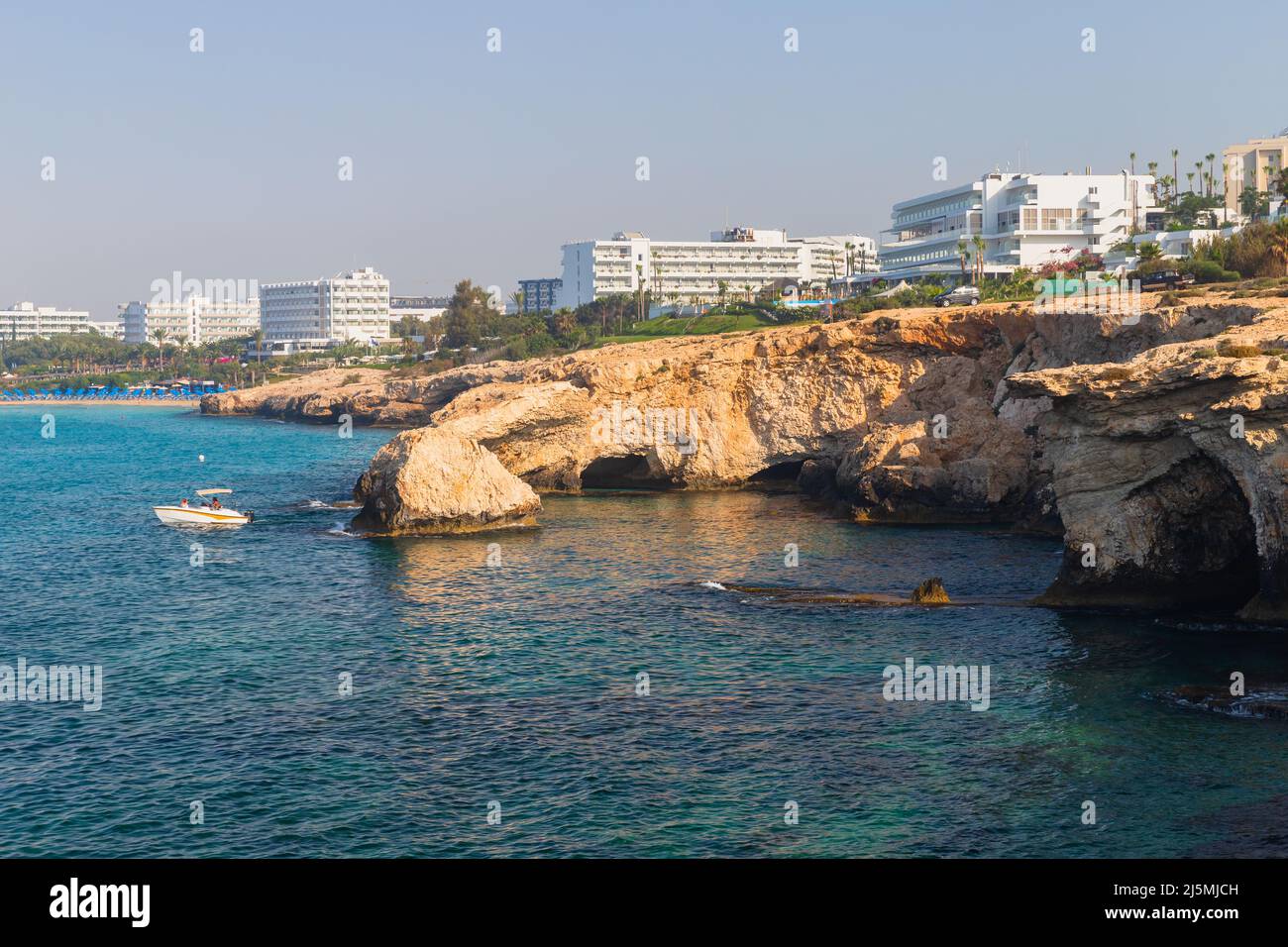 Paysage côtier d'été de la ville d'Ayia Napa, île de Chypre Banque D'Images