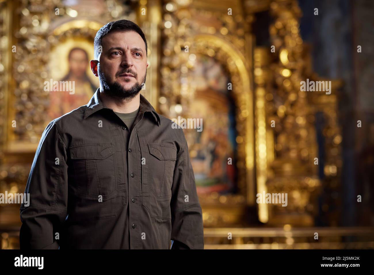 Ukraine le président Volodymyr Zelenskyy présente un message orthodoxe de Pâques pour le peuple d'Ukraine en temps de guerre depuis la grande cathédrale Sainte-Sophie de Kiev, Ukraine. Banque D'Images