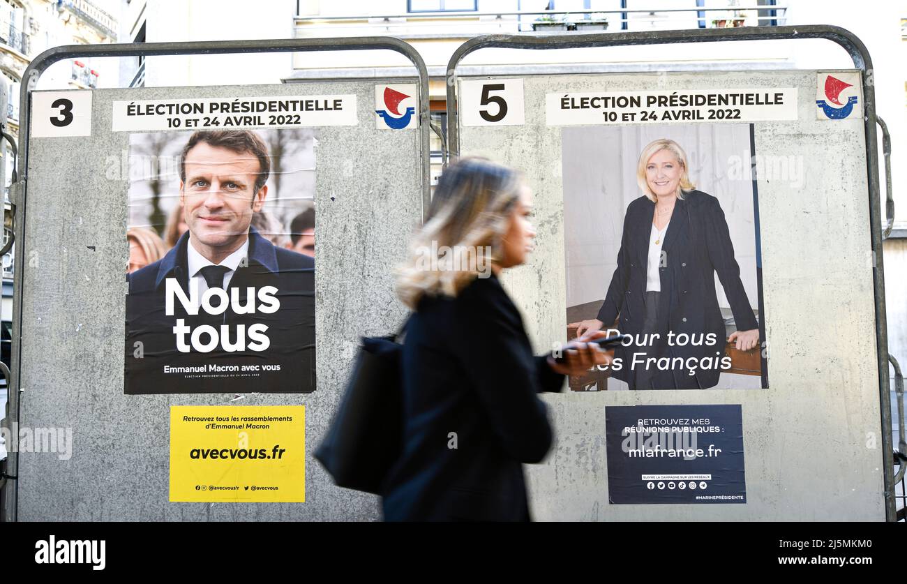 Paris, France. 24th avril 2022. Un piéton passe les affiches
