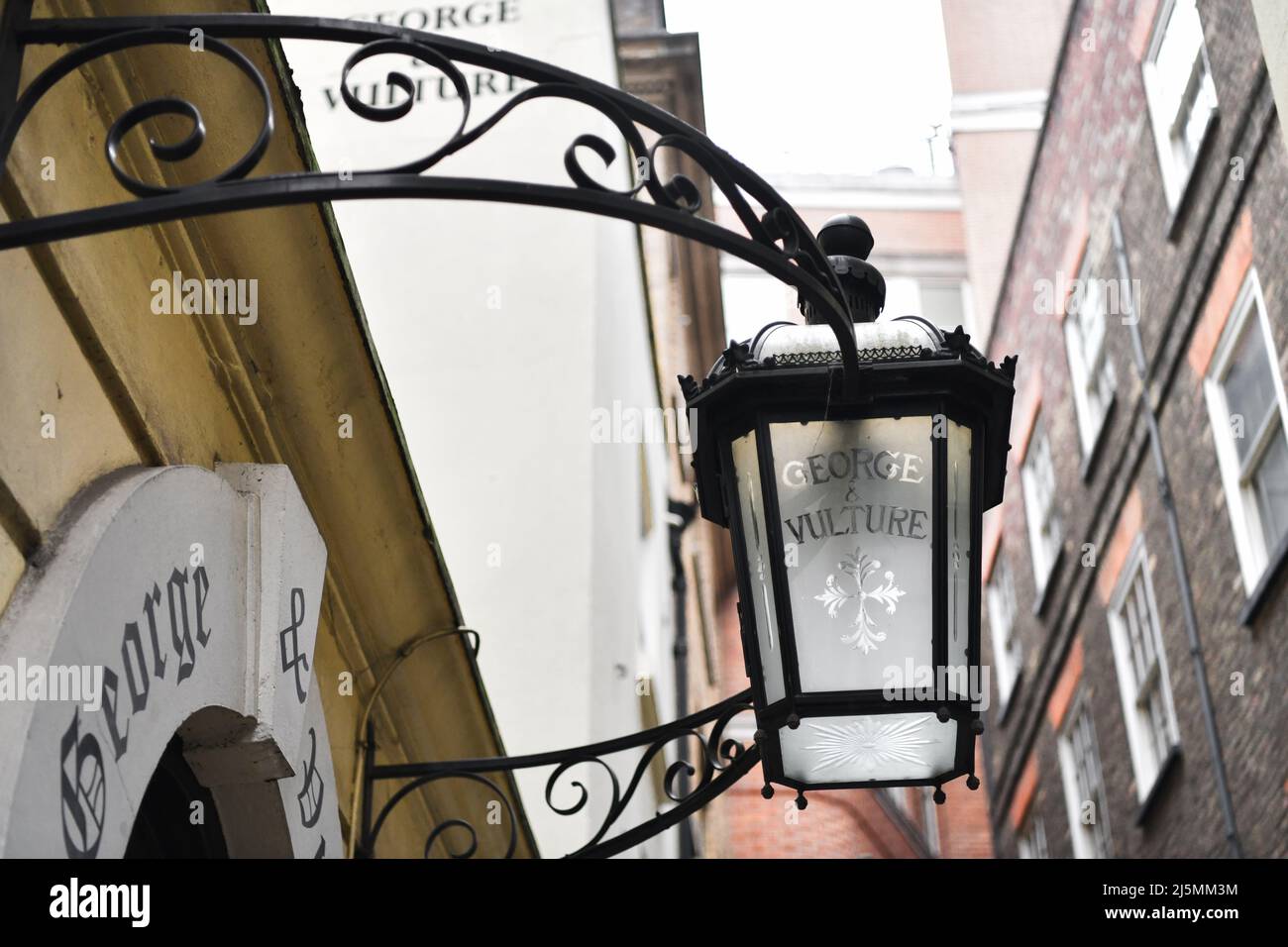 Lampe ornée du restaurant/pub George and Vulture à Castle court dans la ville de Londres et autrefois lieu de rencontre du tristement célèbre Hellfire Club Banque D'Images