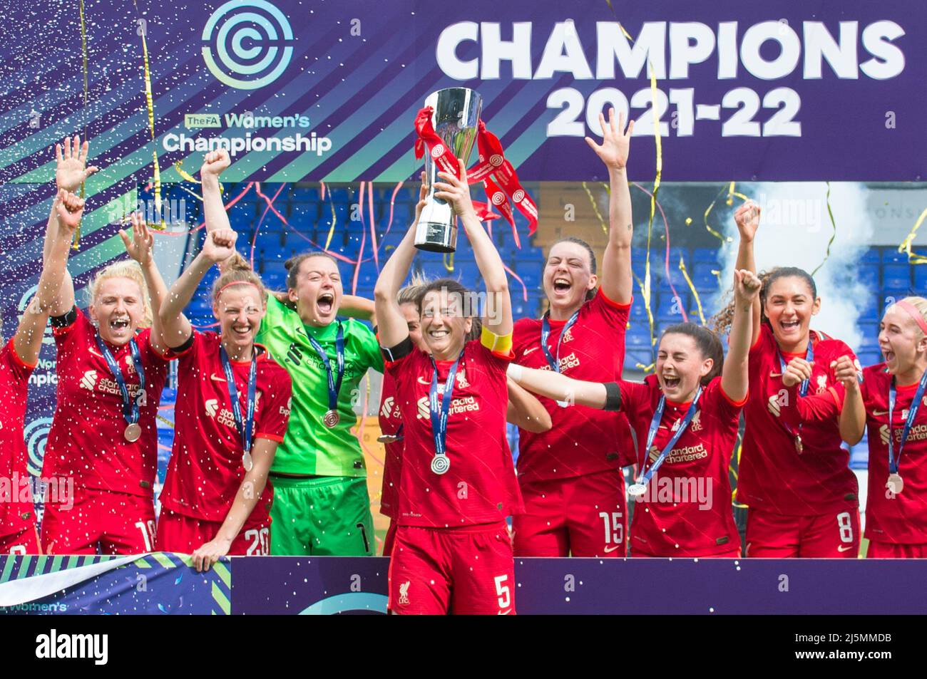 Birkenhead, Royaume-Uni. 24th avril 2022. L'équipe de Liverpool se fête avec un trophée après avoir remporté le championnat FA féminin 2021-22 après avoir remporté le match de football du championnat Womens entre Liverpool et Sheffield United 6-1 à Prenton Park à Birkenhead, en Angleterre. Terry Scott/SPP crédit: SPP Sport Press photo. /Alamy Live News Banque D'Images