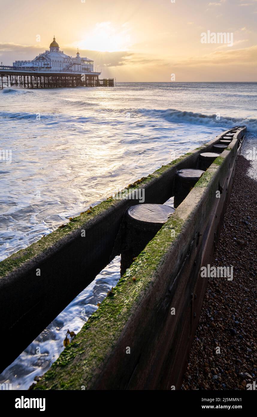 Vue sur la jetée du Palais au lever du soleil. Brighton, East Sussex, sud de l'Angleterre, Royaume-Uni. Banque D'Images