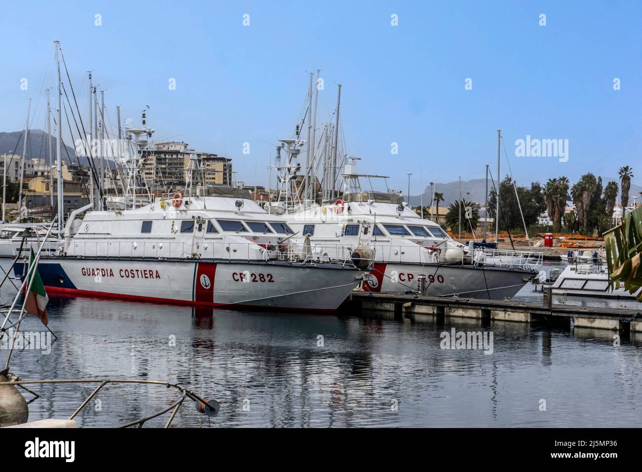Les navires de la Garde côtière italienne amarrés dans le port de Palerme, en Sicile, en Italie. Banque D'Images