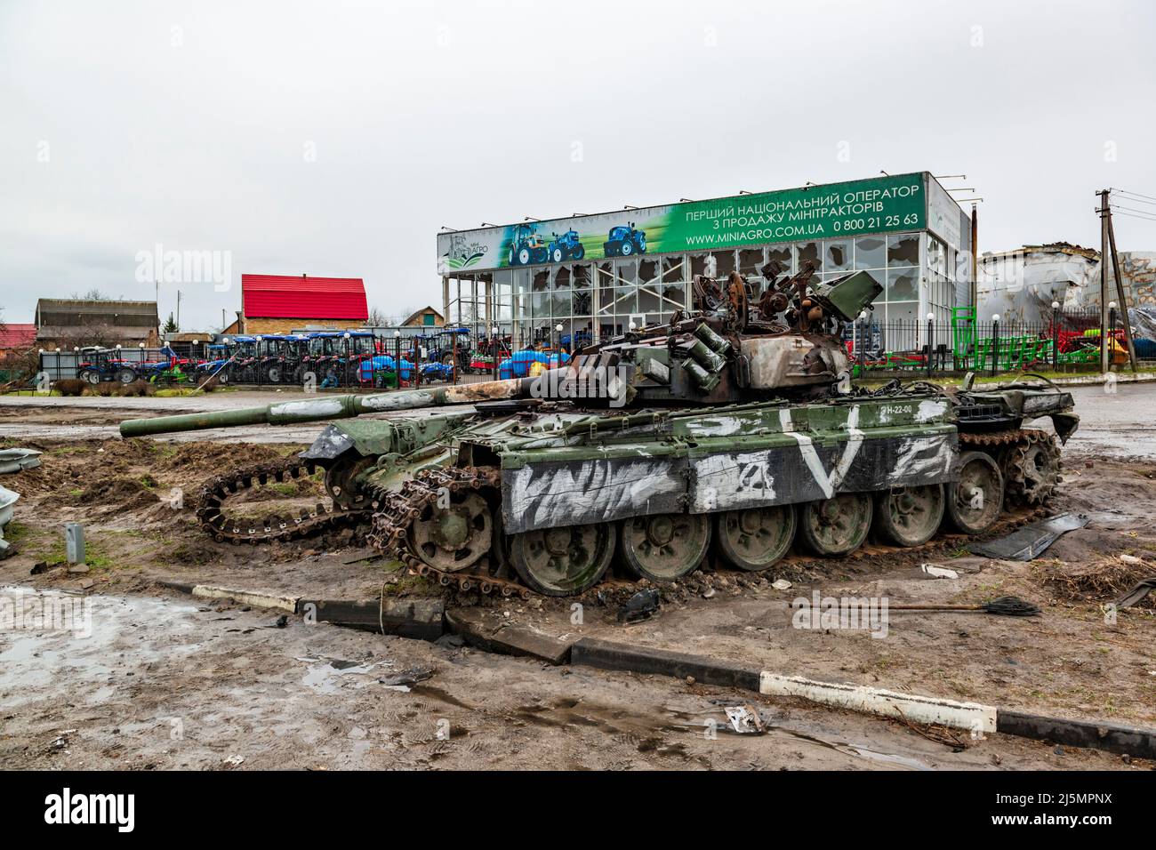 2022-04-09 région de Kiev, Ukraine. Réservoir russe endommagé devant l'entrepôt du tracteur sur l'autoroute E40 près de Kiev. La guerre en Ukraine Banque D'Images