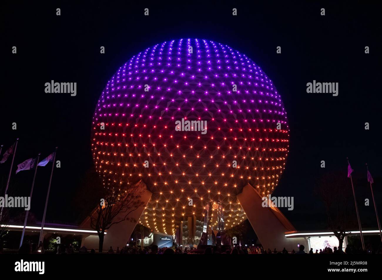 Lake Buena Vista, Floride, le 09 mars 2022 : vue nocturne de la sphère géodésique à l'entrée du centre Epcot de Walt Disney World. Banque D'Images