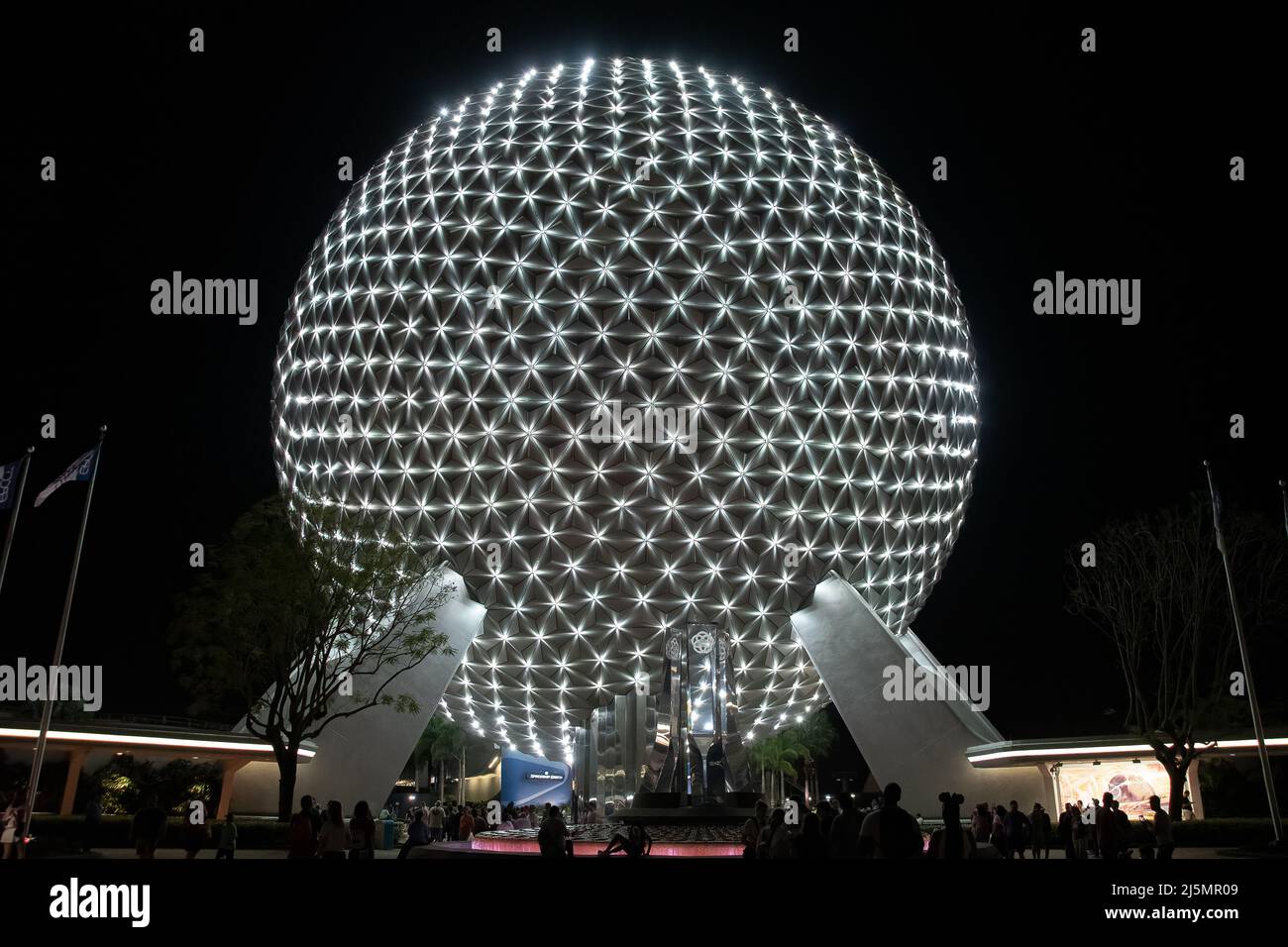 Lake Buena Vista, Floride, le 09 mars 2022 : vue nocturne de la sphère géodésique à l'entrée du centre Epcot de Walt Disney World. Banque D'Images