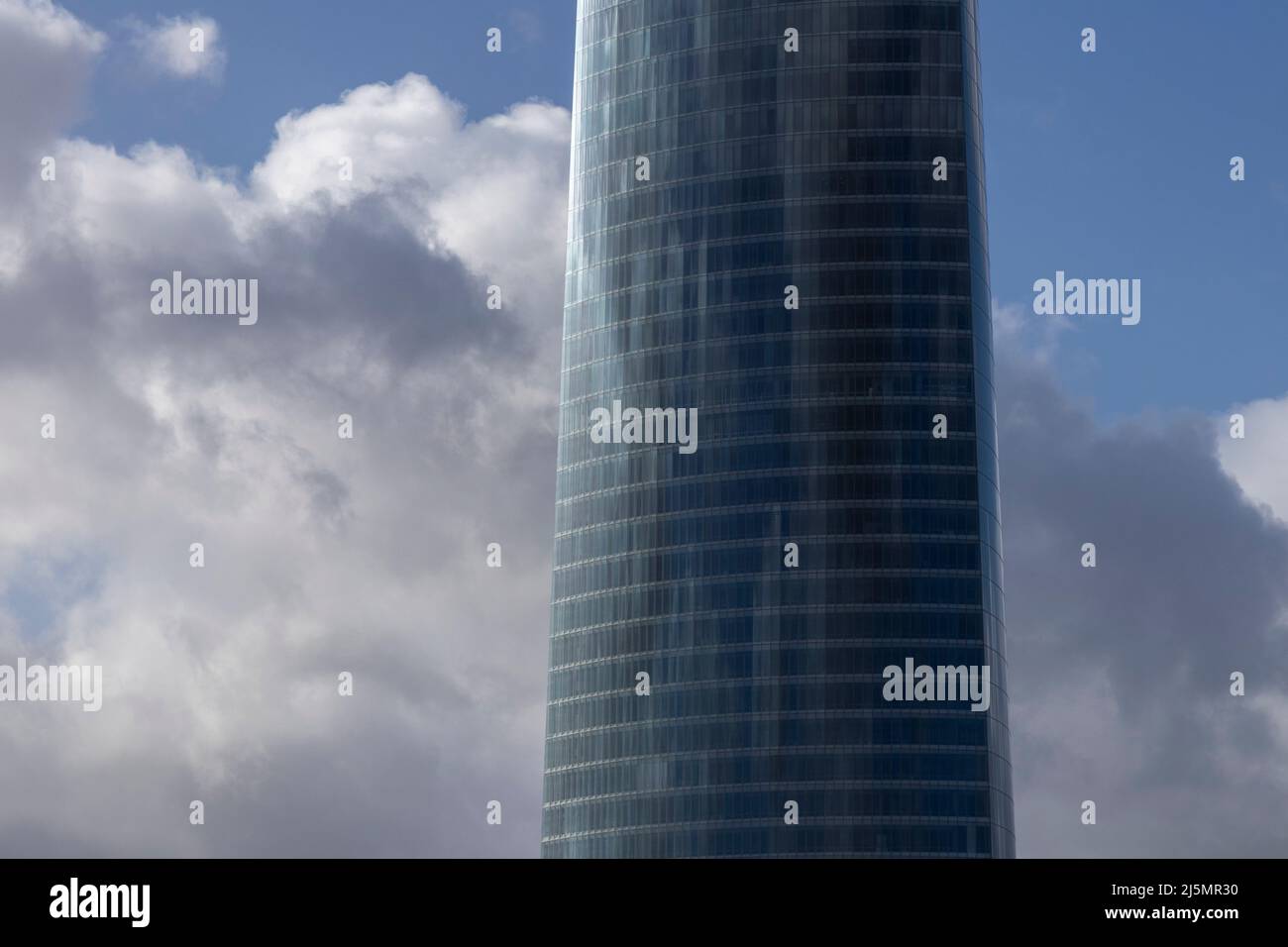 gratte-ciels de bureau à bilbao avec un ciel nuageux Banque D'Images
