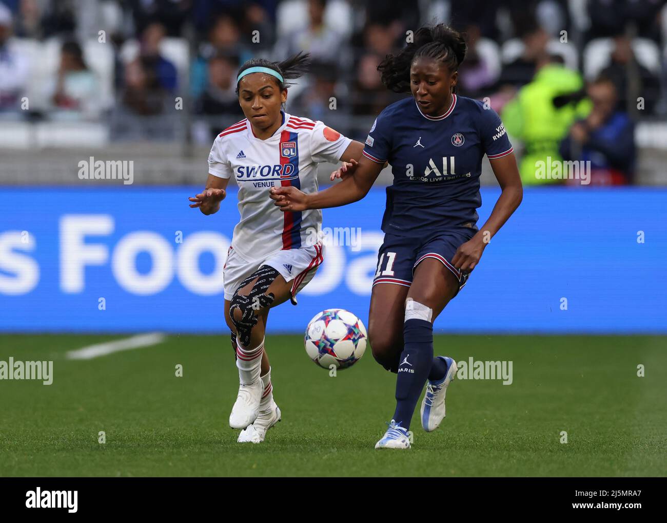 Lyon, France, 24th avril 2022. Perle Morroni, de Lyon, se trouve aux combats avec Kadidiatou Diani, de PSG, lors du match de la Ligue des champions des femmes de l'UEFA au stade OL, à Lyon. Crédit photo à lire: Jonathan Moscrop / Sportimage crédit: Sportimage / Alay Live News Banque D'Images