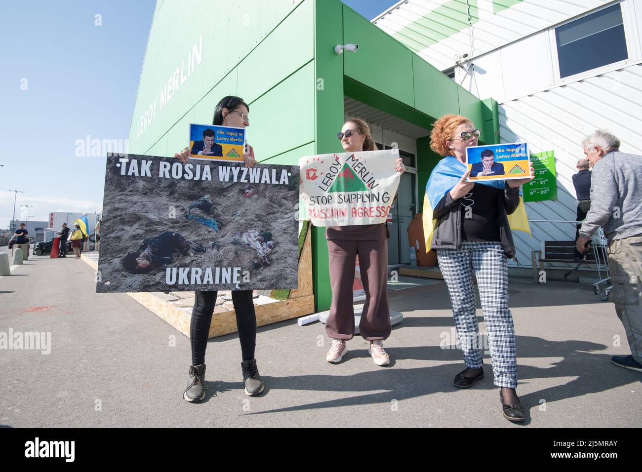 Protestation contre le financement de la guerre en Ukraine devant le marché de Leroy Merlin à Gdansk, en Pologne. Avril 23rd 2022 © Wojciech Strozyk / Alamy stock photo Banque D'Images